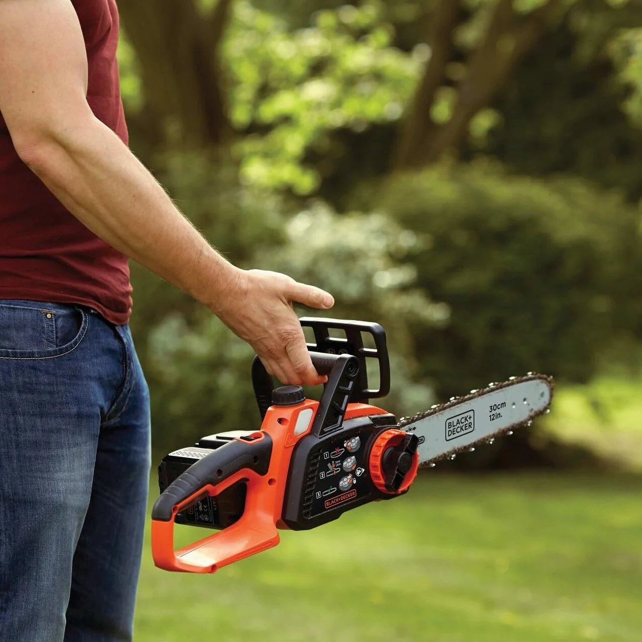 BLACK+DECKER Tronçonneuse Sans Fil 36 V 30 cm avec Batterie Li-Ion 2 Ah et Chargeur - Scie à Chaîne avec Lubrification Automatique - Tendeur de Chaine Sans Outil GKC3630L20-QW