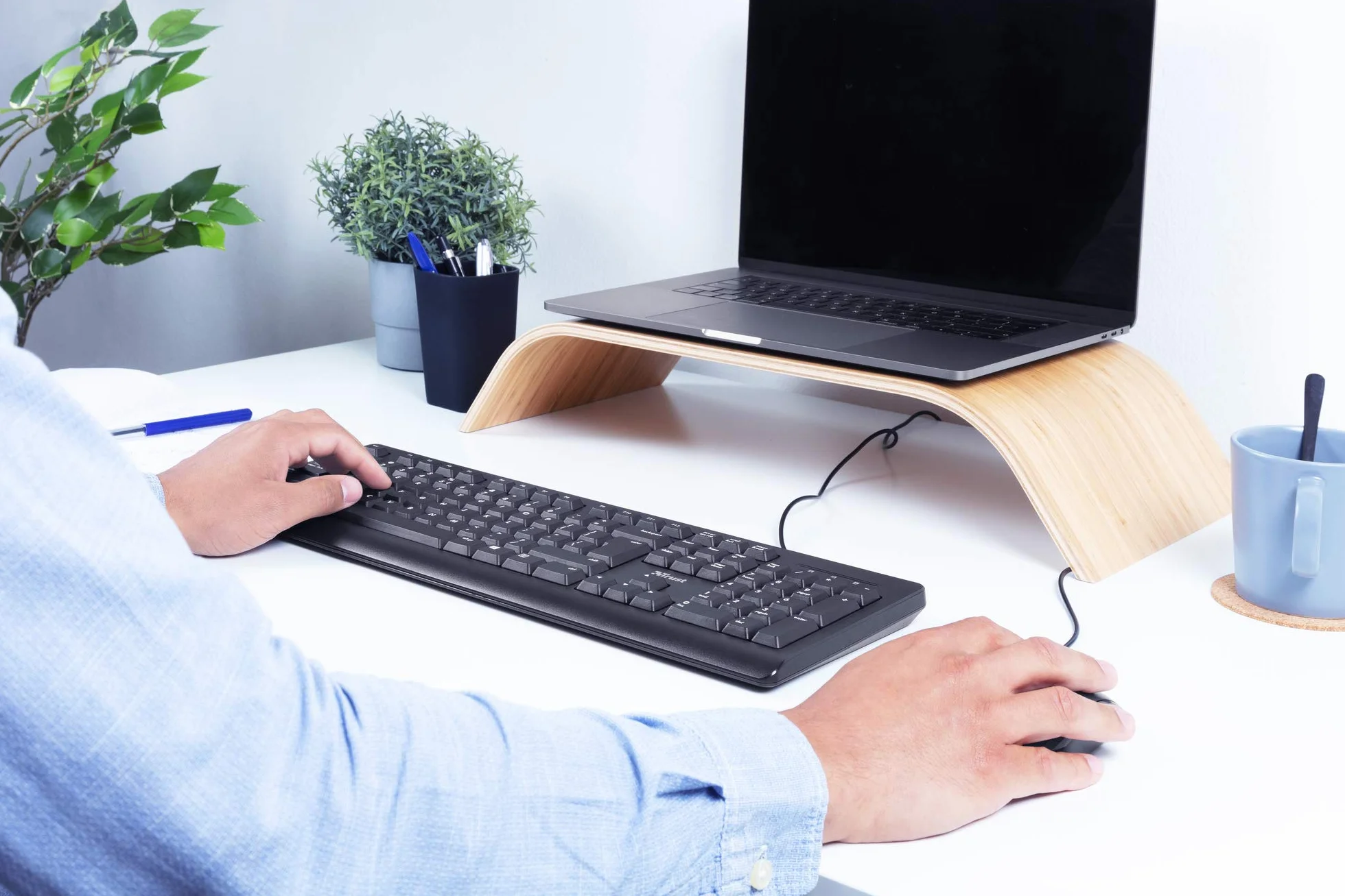 Trust Taro Clavier Filaire AZERTY Français Résistant aux Éclaboussures Silencieux USB 1.8 m Touches Plates Noir