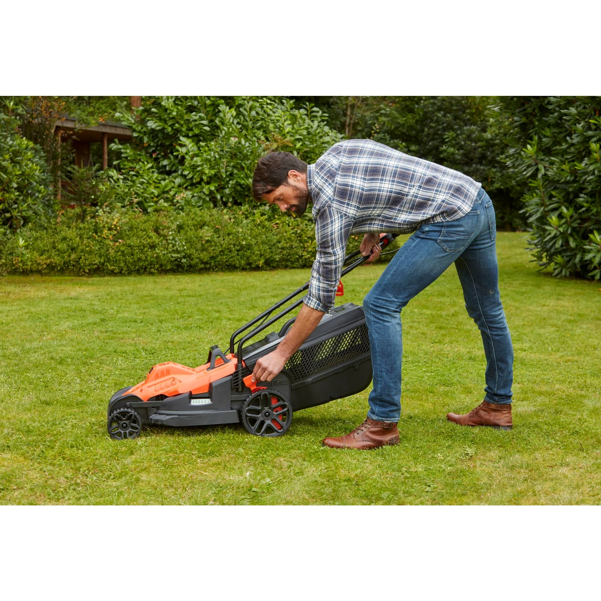 BLACK+DECKER Tondeuse Filaire 1600W, Tondeuse à Gazon Electrique 38 cm, 6 hauteurs réglables 20, 30, 40, 50, 60 et 70 mm, Tondeuse avec Poignée EASYSTEER 3 Positions, BEMW471ES-QS Orange
