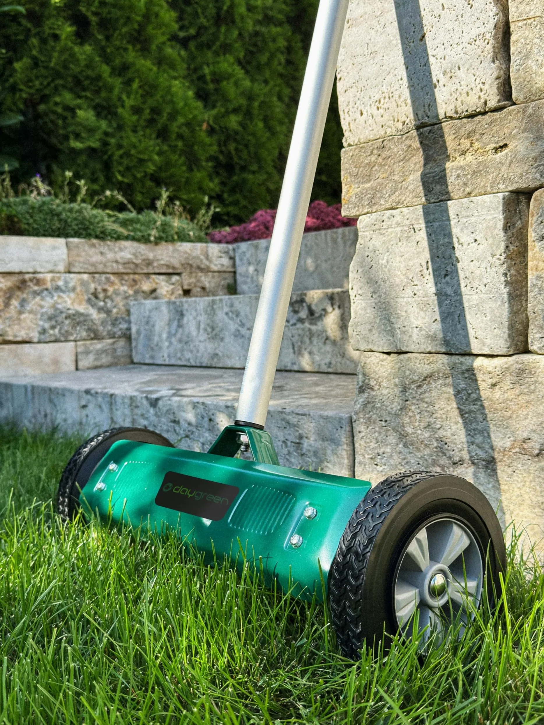 DAYGREEN Scarificateur manuel VT-32 - Éliminateur de mousse et de mauvaises herbes avec 11 lames en acier inoxydable - Largeur de travail de 32 cm - Roues à roulement doux pour la pelouse