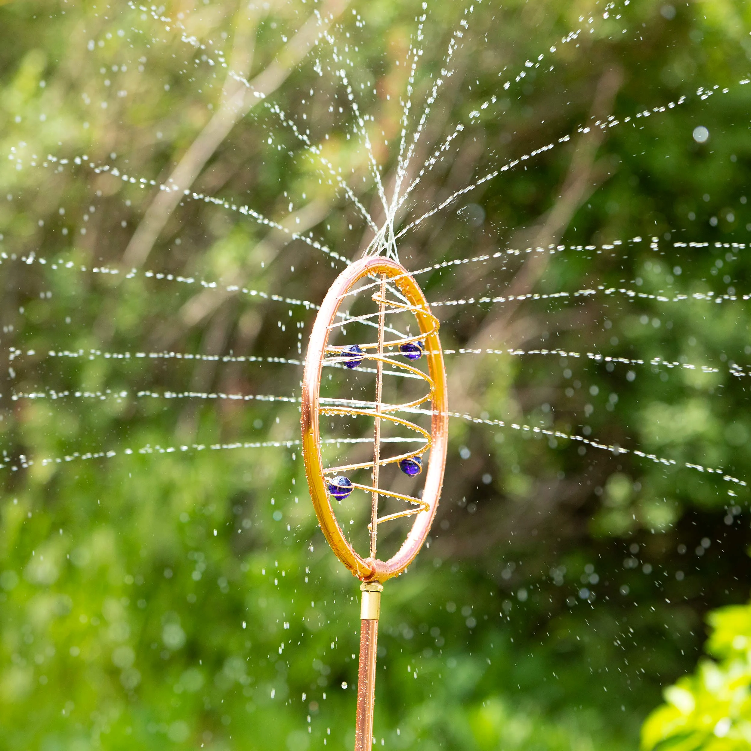Relaxdays Arroseur de Jardin, Jeu d’Eau de pelouse, Design en Spirale, avec Piquet, 2 en 1, déco, cuivré-Vert