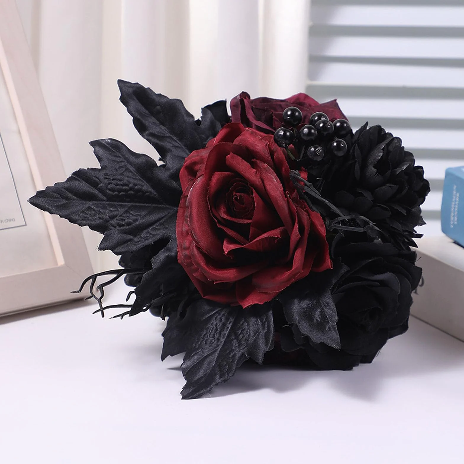 Bouquet de mariage sombre style gothique noir et bordeaux rose pour mariée