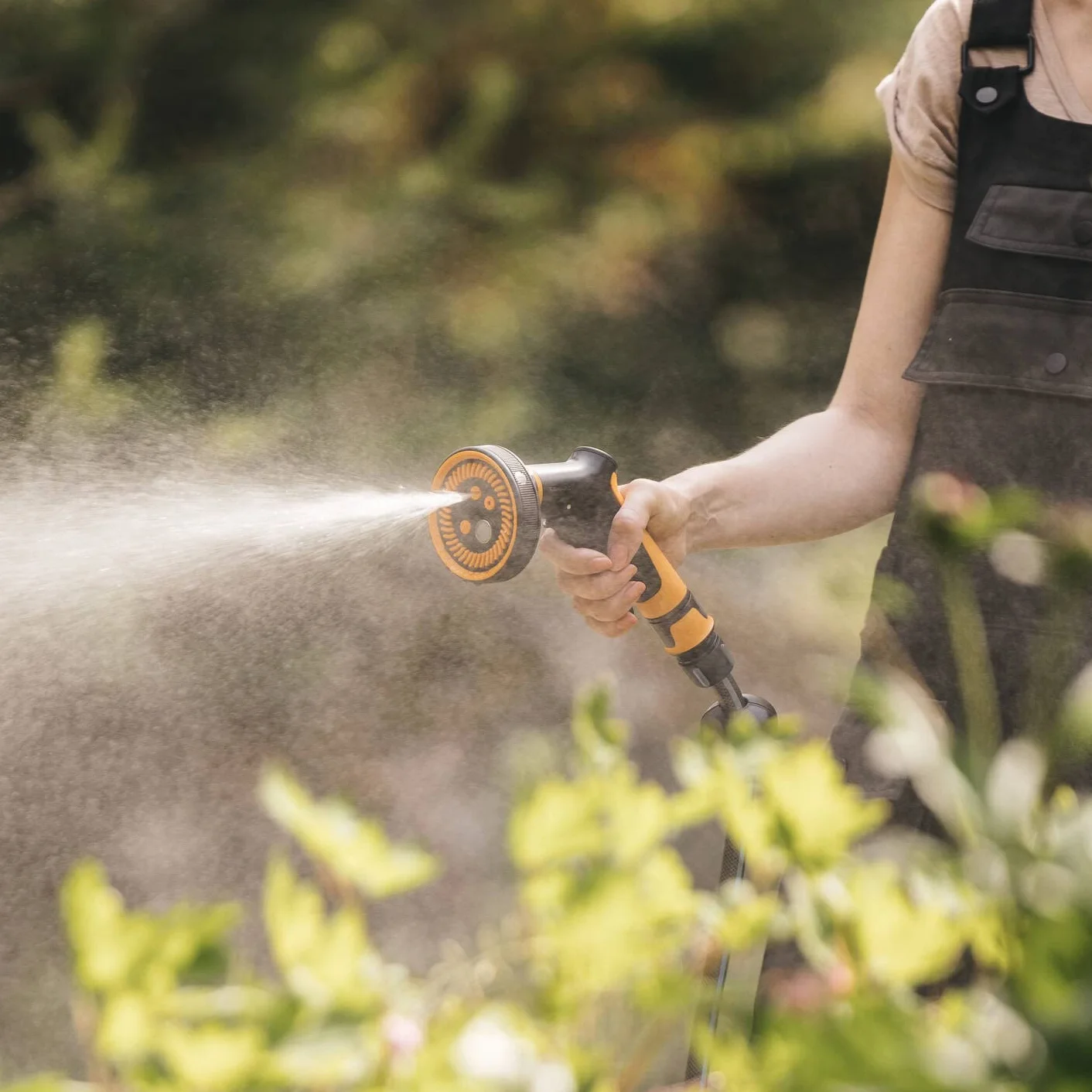 Fiskars Pistolet Pulvérisateur Multi, 5 Jets, Débit réglable en continu | Avec Contrôle Gâchette à l'Avant et verrouillage marche/arrêt, SoftGrip, Taille universelle, noir/orange, 1065482
