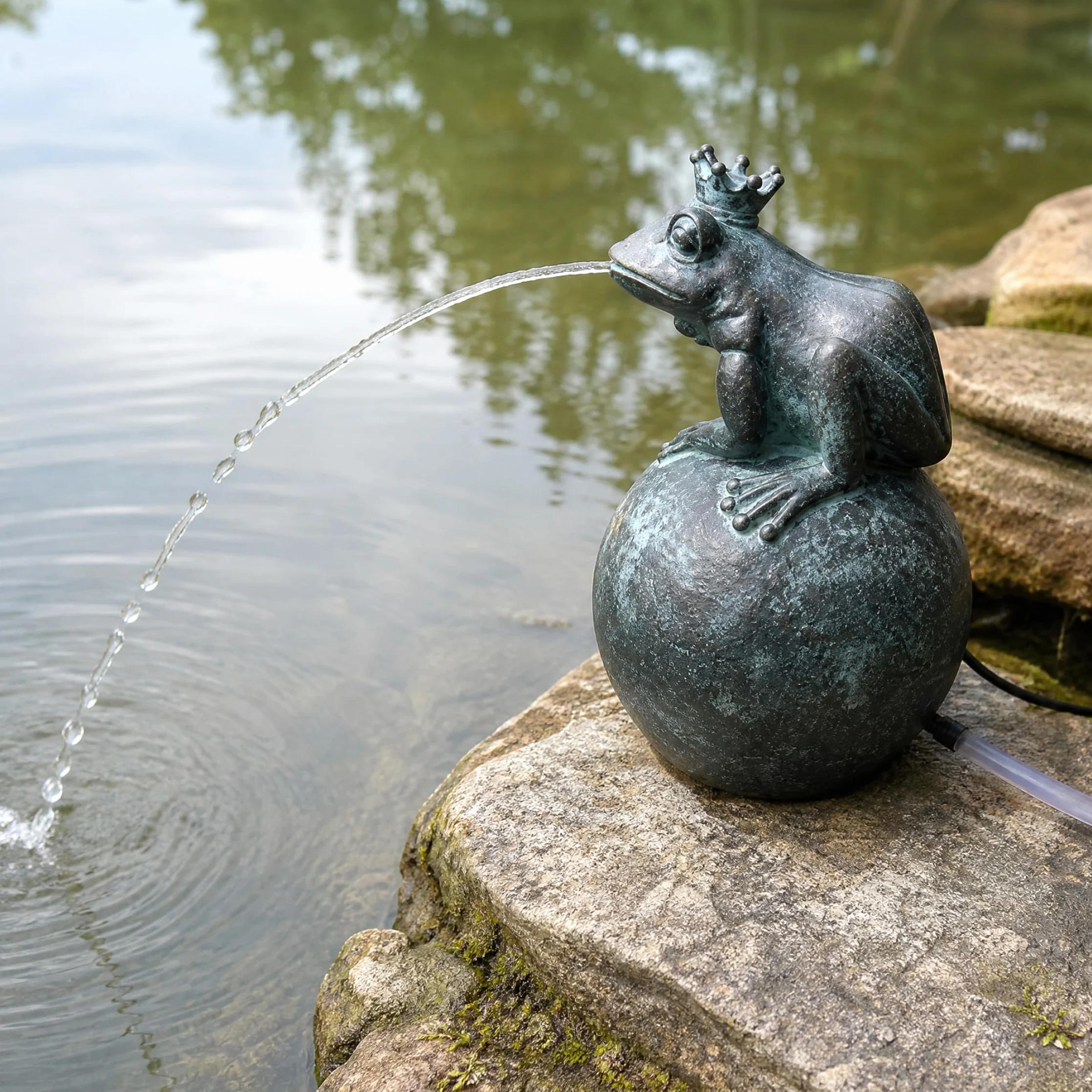 Fontaine de Grenouille Solaire Spitter d'Étang, Décoration Extérieur en Résine, 4.7x4.7x8.3 Pouces