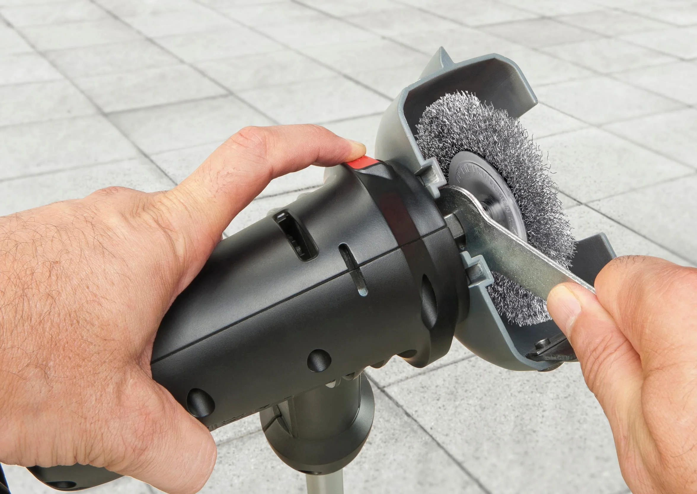 Skil Désherbeur électrique 0700 AG Brosse à fils acier (500W, 3000 tr/min, fonction Télescopique, Easy Storage)