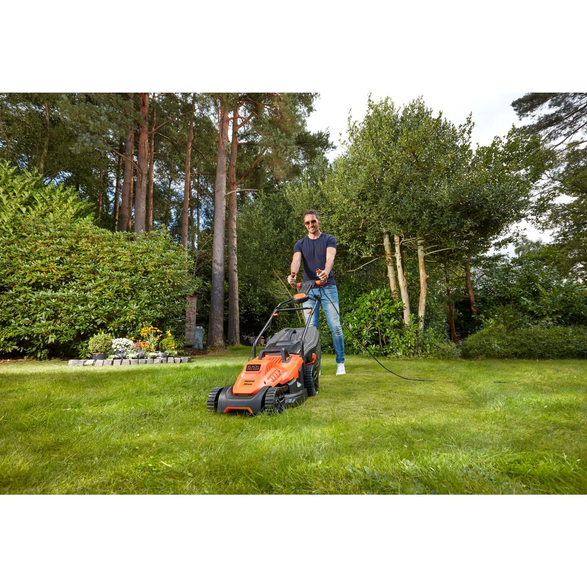 BLACK+DECKER Tondeuse Filaire 1600W, Tondeuse à Gazon Electrique 38 cm, 6 hauteurs réglables 20, 30, 40, 50, 60 et 70 mm, Tondeuse avec Poignée EASYSTEER 3 Positions, BEMW471ES-QS Orange
