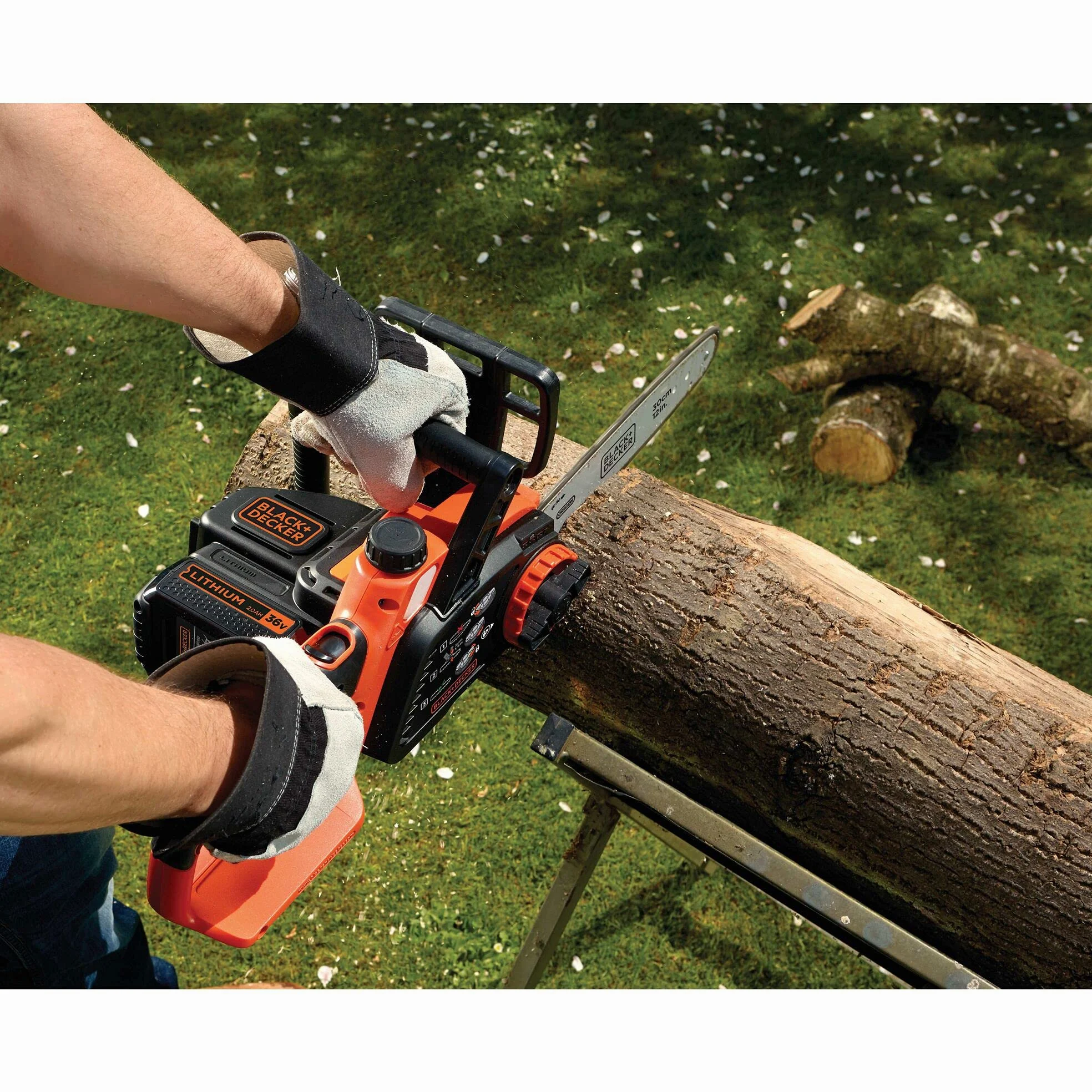 BLACK+DECKER Tronçonneuse Sans Fil 36 V 30 cm avec Batterie Li-Ion 2 Ah et Chargeur - Scie à Chaîne avec Lubrification Automatique - Tendeur de Chaine Sans Outil GKC3630L20-QW