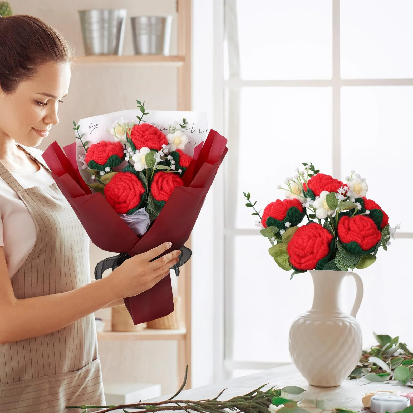 Foyucool Bouquet en Crochet Fait Main, Composition Florale Finie avec Sac Cadeau, Rose Rouge, Décoration Bureau, Idée Cadeau pour Femme