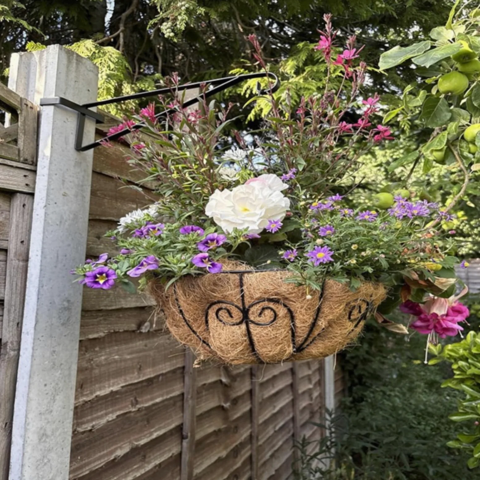 Support Panier Clôture Crochet Équerre Accroche Plante en Acier Carbone avec Renfort Triangulaire 34 Cm pour de Jardinières 16 Pouces Adapté au Jardin Terrasse Cour Porche