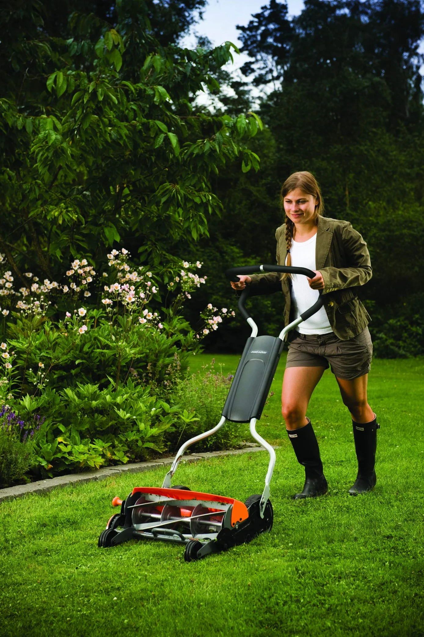 Fiskars Tondeuse à gazon manuelle, Tondeuse à cylindre avec système de coupe sans frottement des lames, Largeur de coupe: 46 cm, Noir/Orange/Argenté, StaySharp Max, 1000591 | Largeur de coupe: 46 cm, Noir/Orange/Argenté, StaySharp Max, 1000591