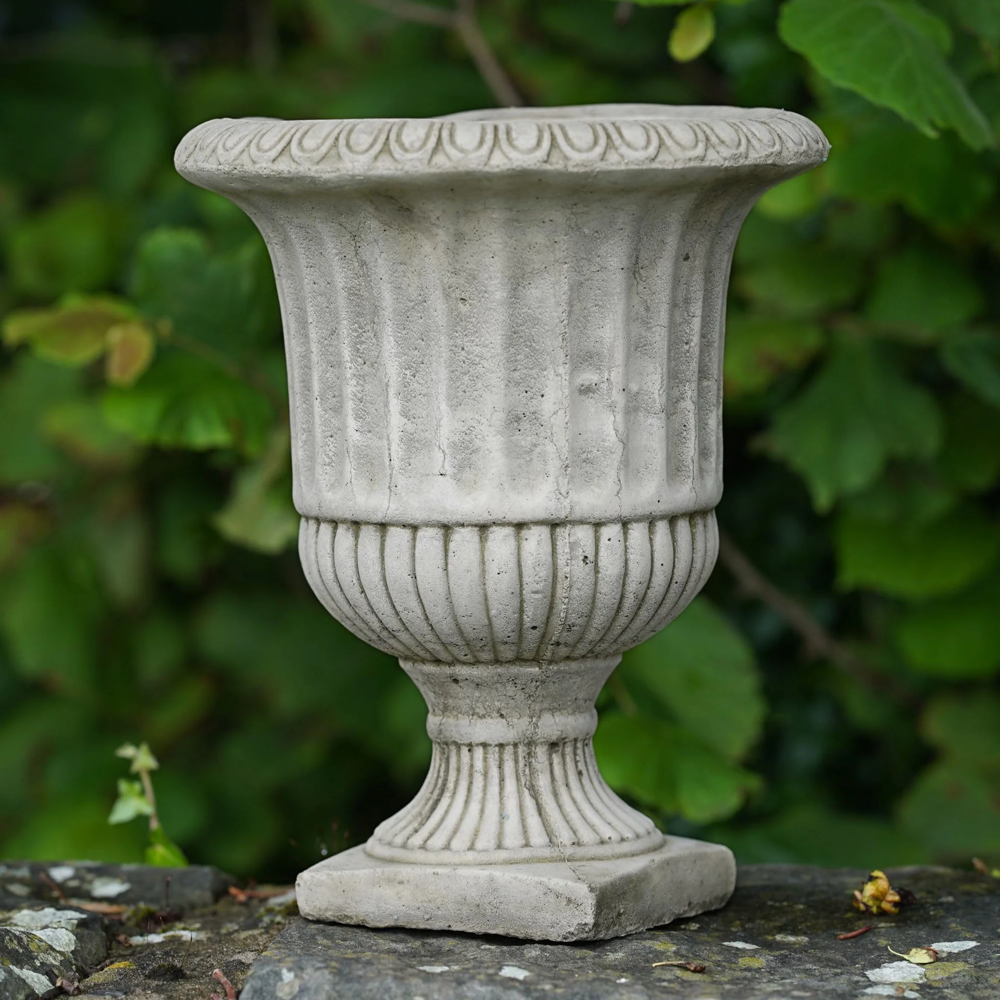 Urne en pierre victorienne Statue jardin nervurée Vase classique extérieur