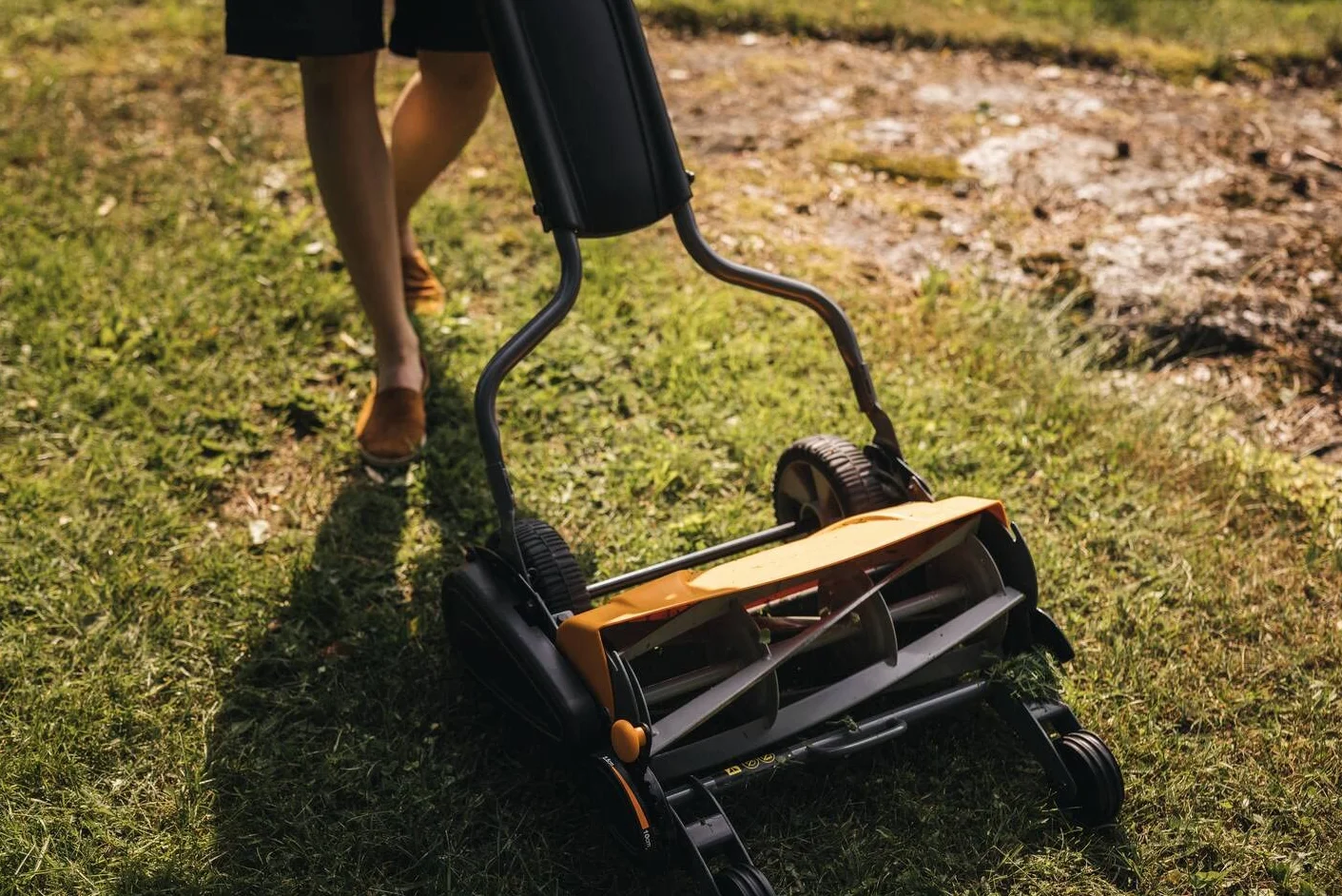 Fiskars Tondeuse à gazon manuelle, Tondeuse à cylindre avec système de coupe sans frottement des lames, Largeur de coupe: 46 cm, Noir/Orange/Argenté, StaySharp Max, 1000591 | Largeur de coupe: 46 cm, Noir/Orange/Argenté, StaySharp Max, 1000591