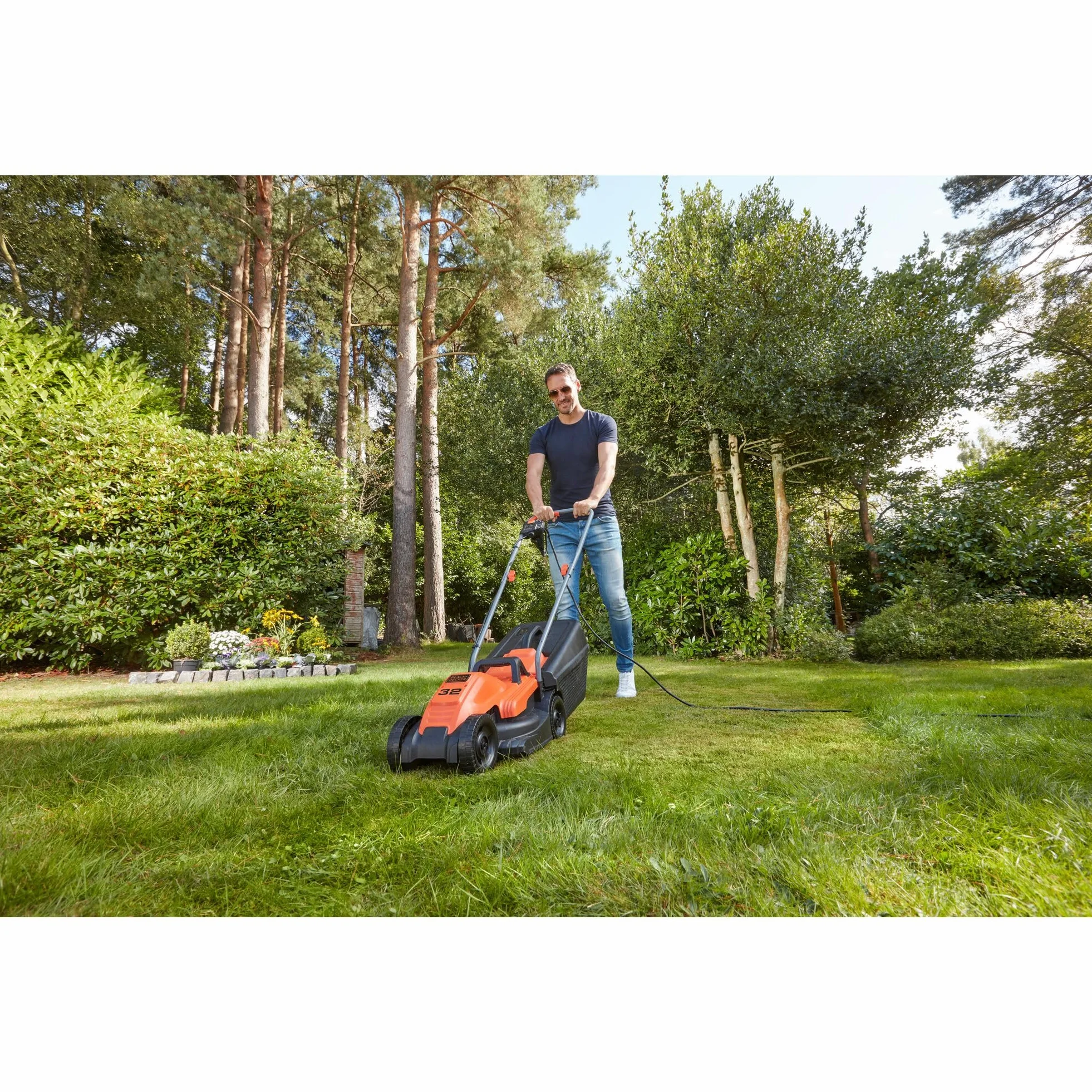 BLACK+DECKER Tondeuse Filaire 1200W, Tondeuse à Gazon 32 cm, 3 hauteurs réglables 23, 43 et 63 mm, Idéale Jusqu'à 300 m², Lame à Ailettes pour un Broyage et Hachage Optimal, BEMW451-QS Orange