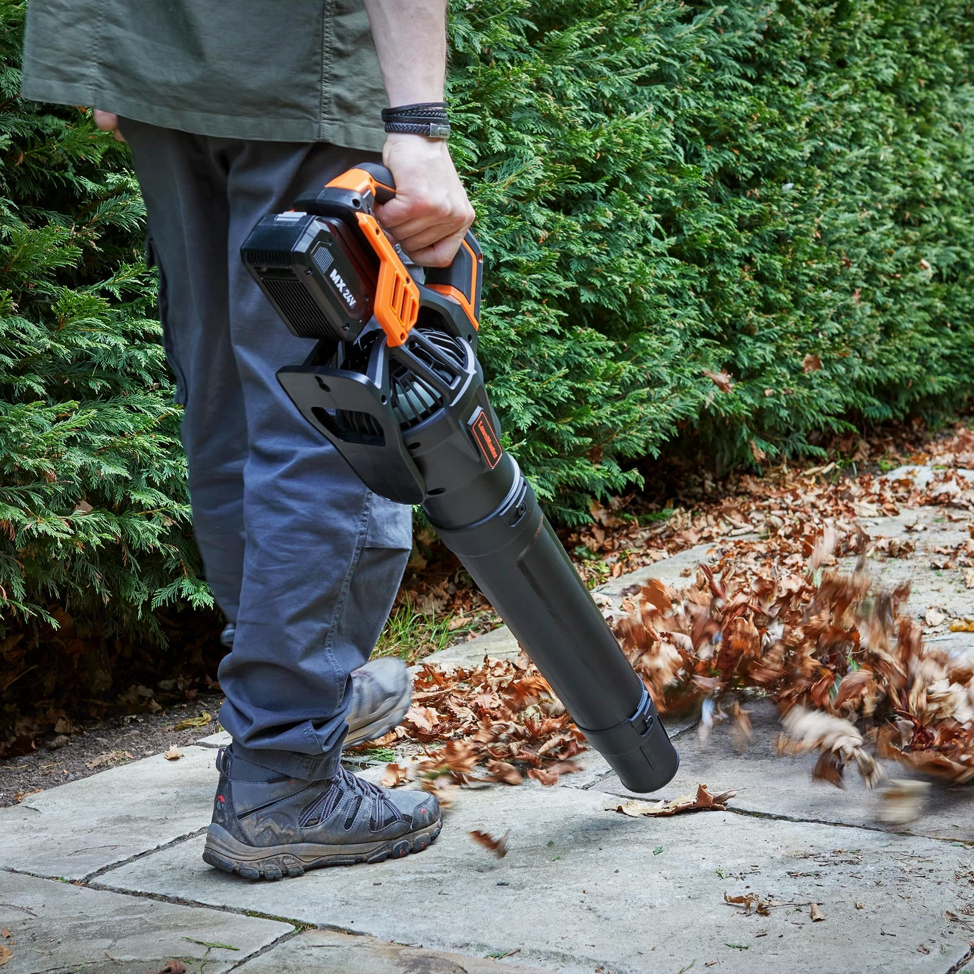 LawnMaster Souffleur Feuilles sans Fil 24V MX avec Mode Turbo | batterie 4Ah avec chargeur, flux d'air puissant, régulateur vitesse Cruise Control et tube amovible, garantie 2 ans