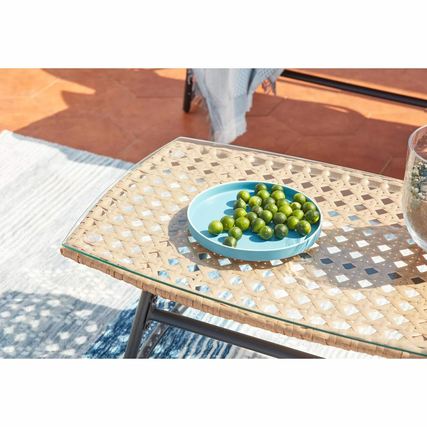 Salon de Jardin 4 Places GUAHANA Résine Aspect Rotin Structure Acier Table Basse Verre Trempé