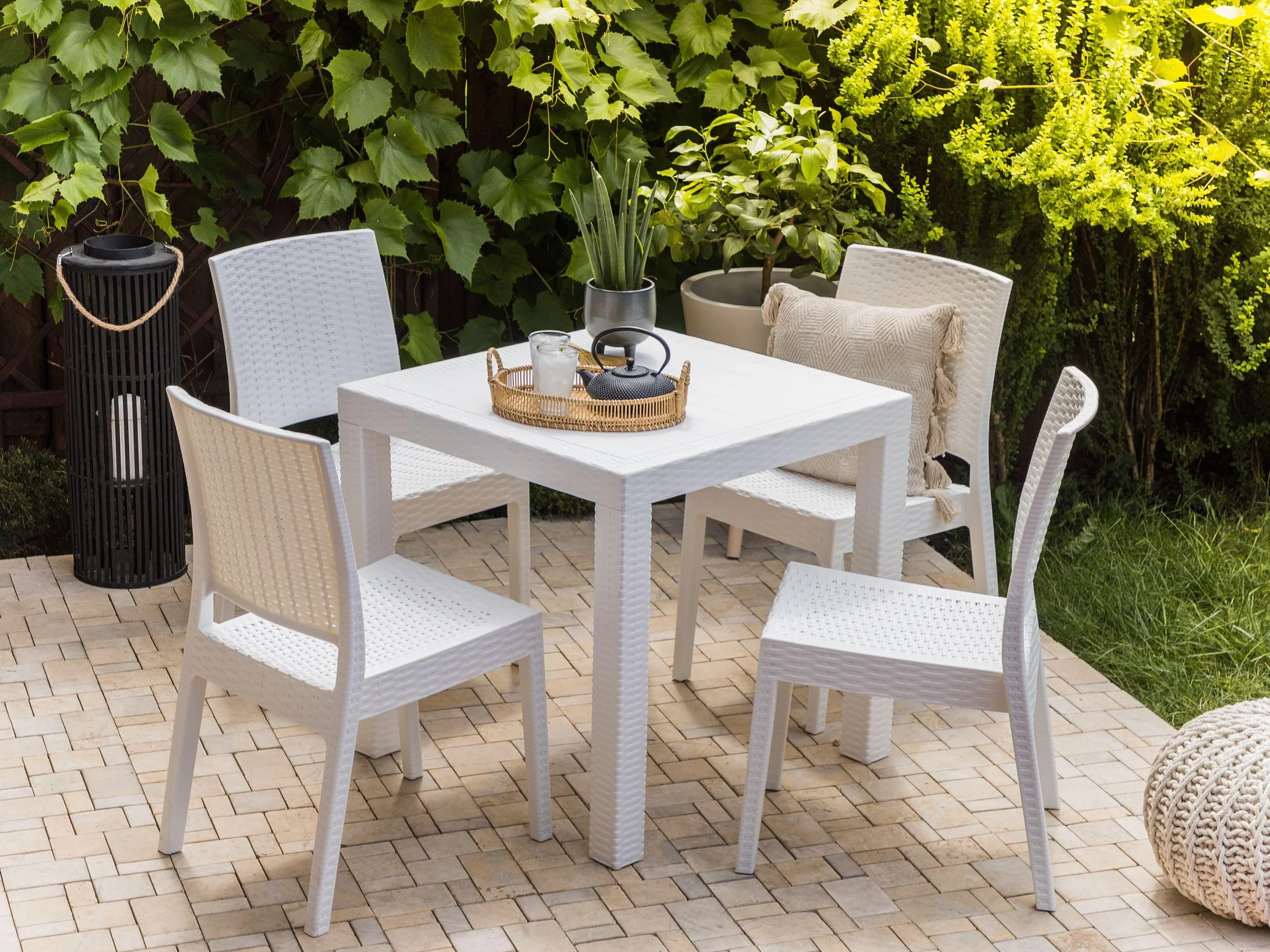 Beliani Table d'Extérieur Carrée 80 x 80 cm Blanche Effet Rotin pour Jardin ou Terrasse