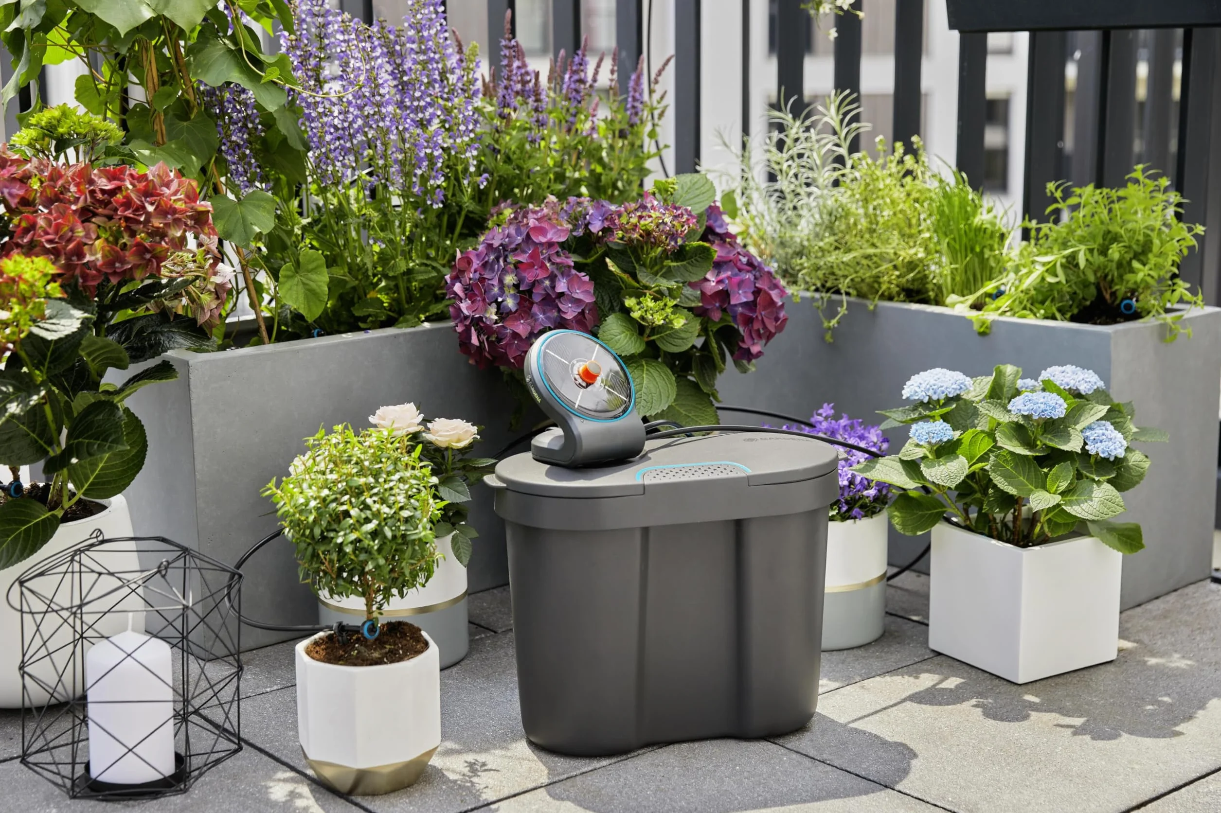 Gardena Aquabloom Solution d'arrosage Automatique Solaire avec réserve d'eau 20 Plantes Goutte à Goutte 14 programmes 13301-20