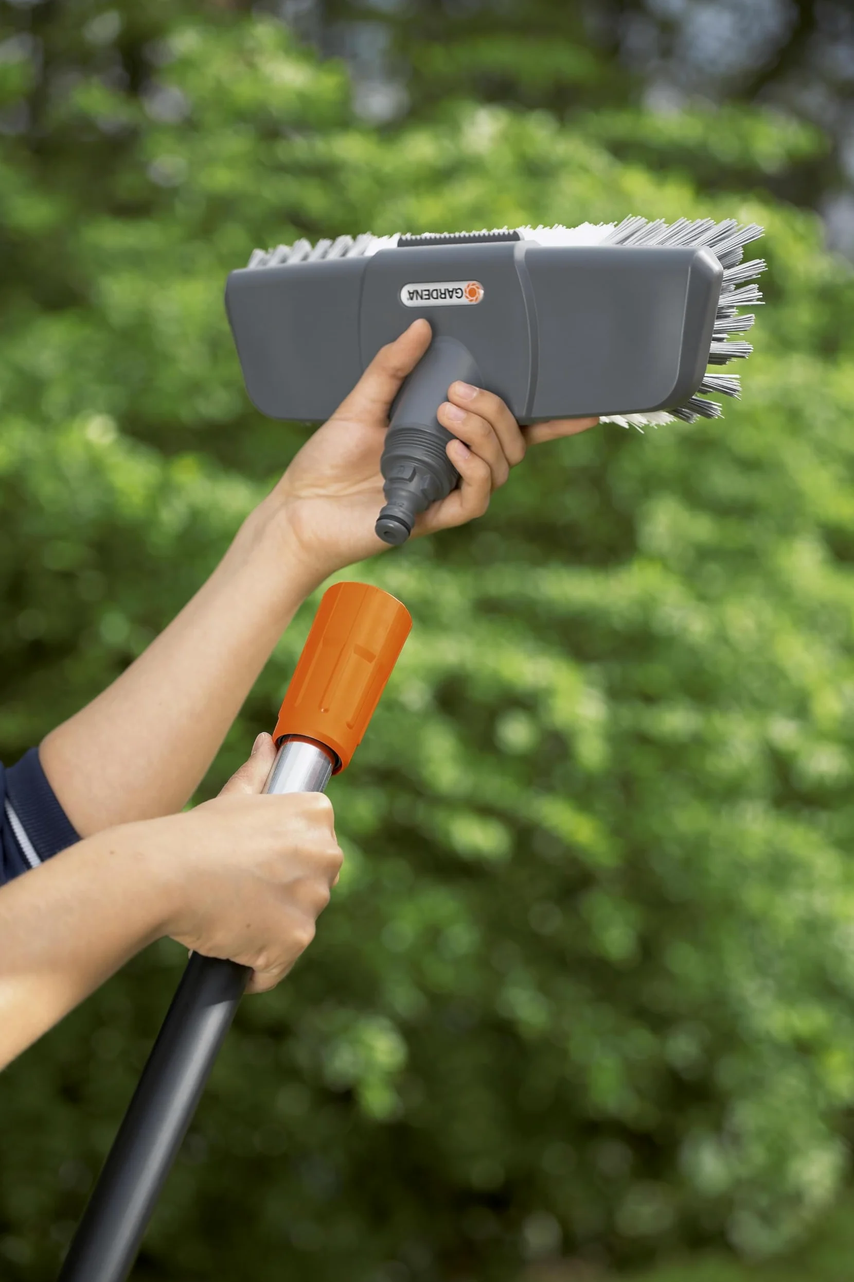 Balai de Lavage avec grattoir de Gardena : Brosse de récurage Cleansystem avec buse Plate et Bord de raclage (5568-20)