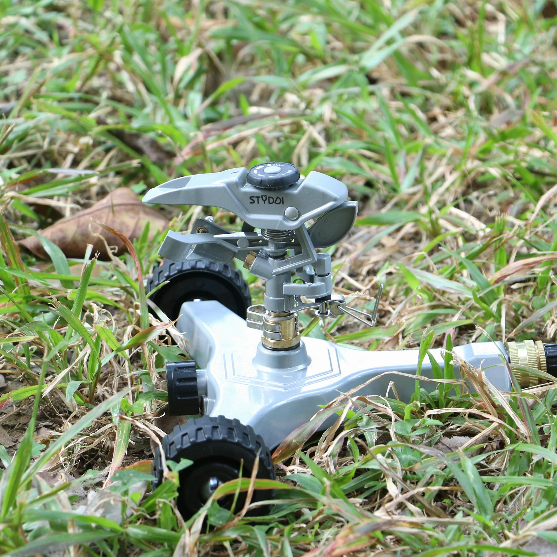 STYDDI Arroseur à pulsion en métal sur base à roulettes en métal en série, arroseur d'eau circulaire réglable pour pelouse circulaire moyenne à grande, cour, jardin et grandes surfaces, couverture