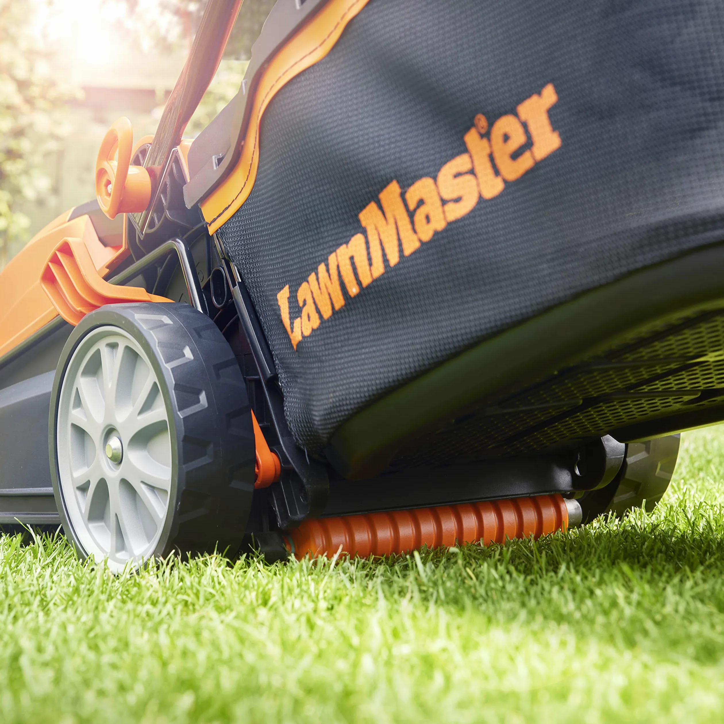 LawnMaster Tondeuse à gazon électrique 1400 W avec largeur de coupe de 34 cm, idéale pour les pelouses de petite et moyenne taille. Avec 6 hauteurs de coupe réglables et rouleau arrière pour une