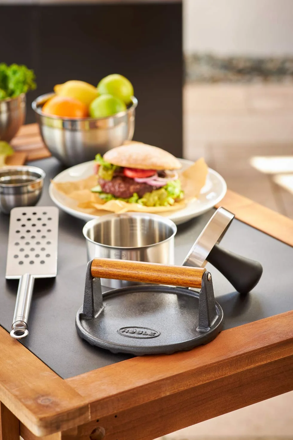 RÖSLE Poids à Barbecue en Fonte, Manche en Bois, 17,5 cm pour Hamburgers et Steaks