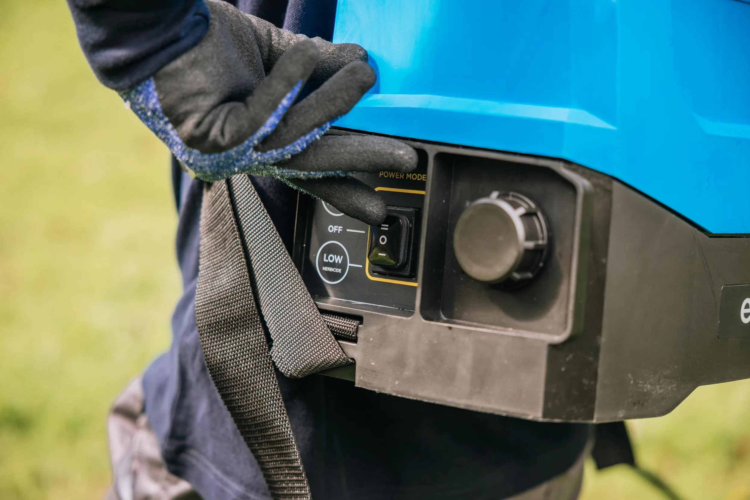 Matabi E15 LTC Pulvérisateur Electrique Batterie Li-ION Amovible 20V Autonomie Jusqu'à 375L Contrôle Électronique LTC Sangles Ergonomiques Inclus 4 Buses Agriculture Jardinage