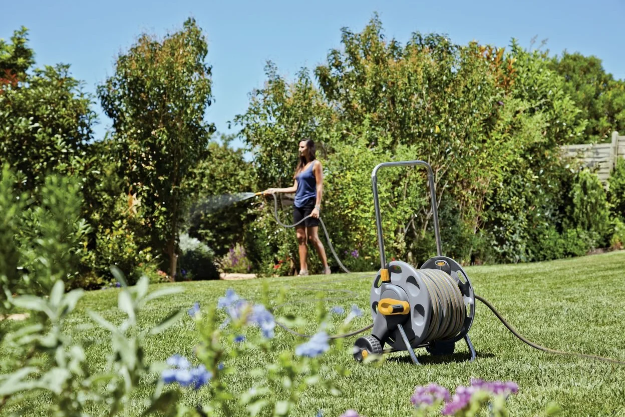 HOZELOCK - Dévidoir Chariot 60 M Équipé 25 M : Axe Renforcé, Dévidoir Stable et Facile à Manœuvrer, Capacité Max 60 M, Livré avec 25 M de Tuyau, 1 lance et Raccords [2488P0000]