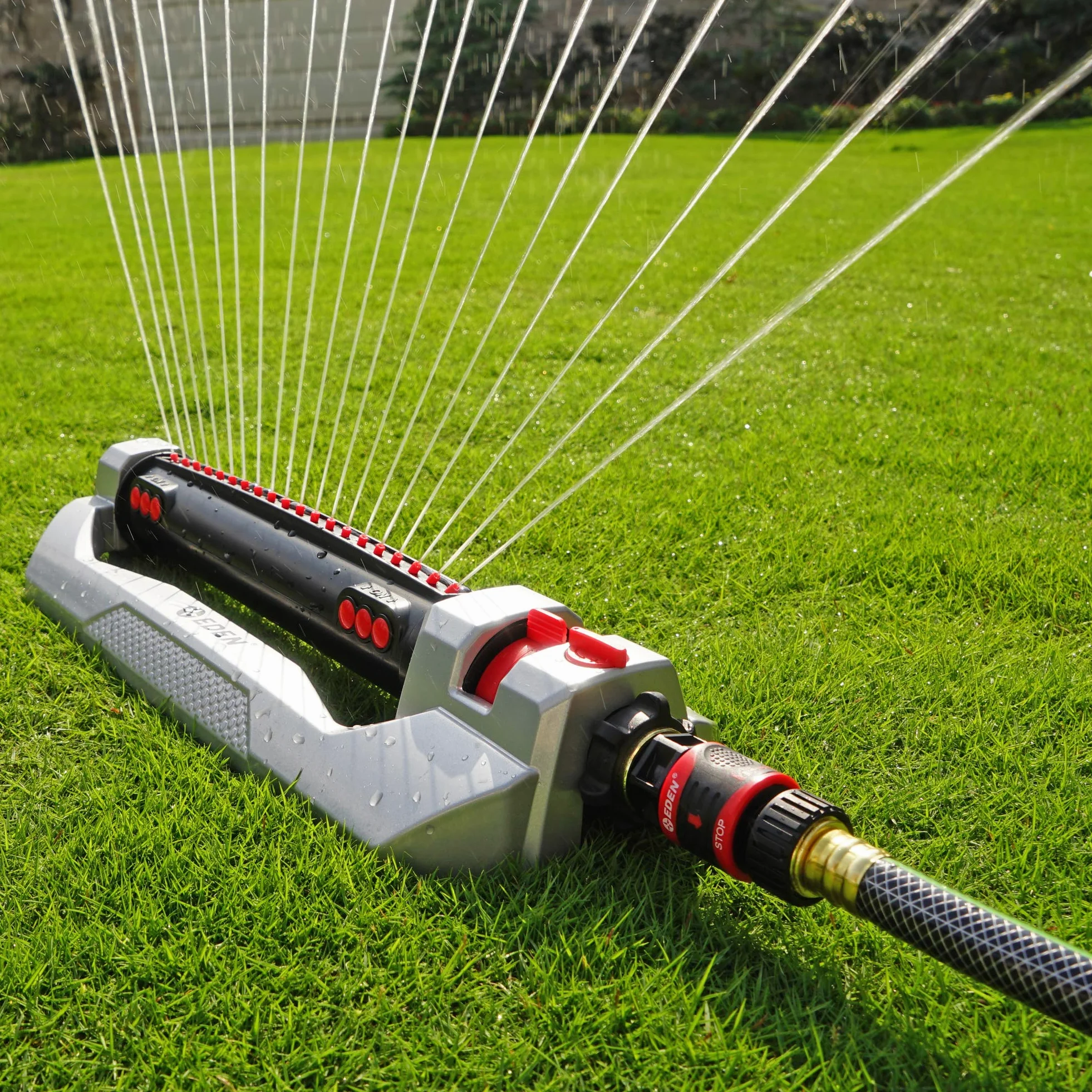Eden Arroseur oscillant à 3 Voies en métal Robuste pour Grande pelouse et Jardin avec kit de démarrage Rapide 94116