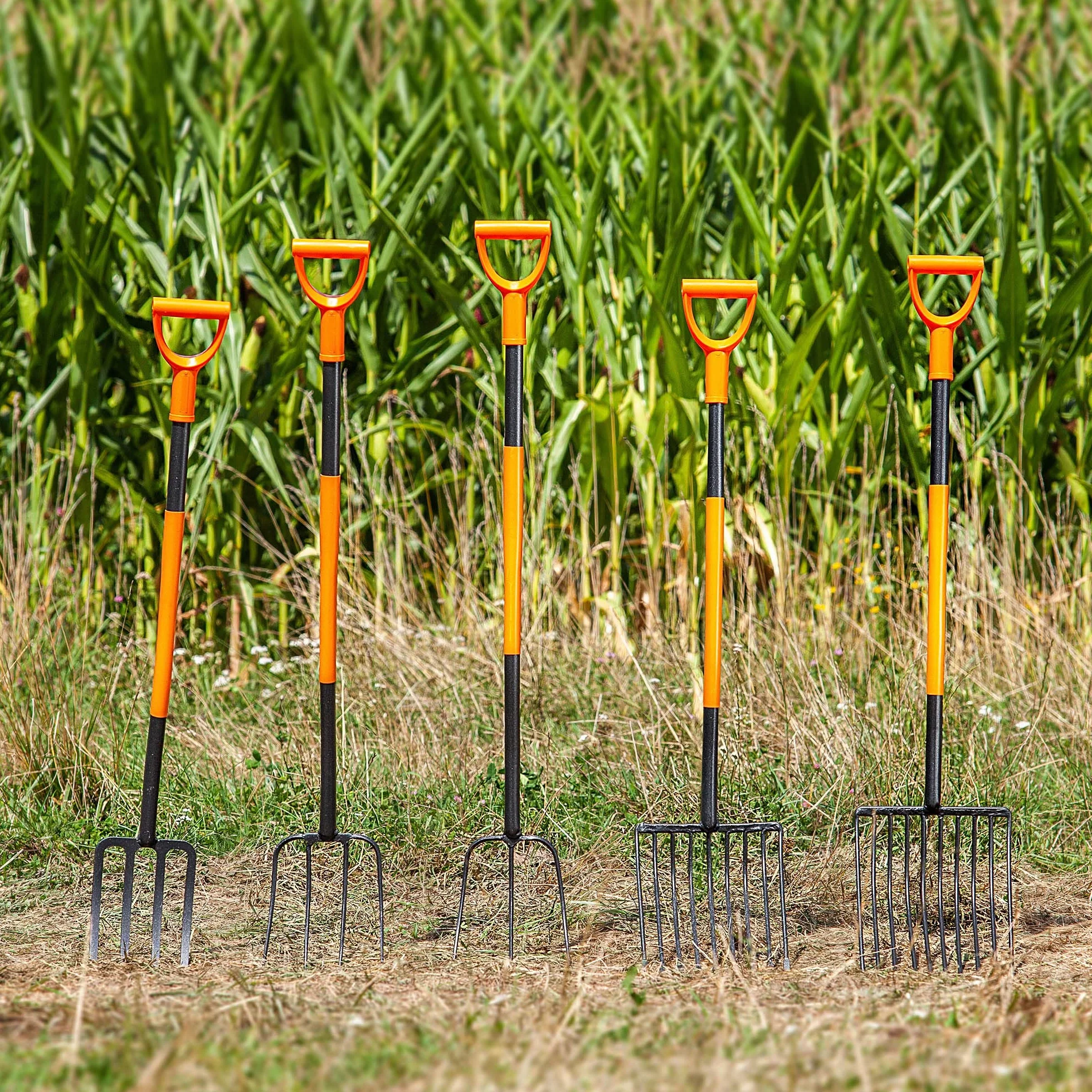 KADAX Fourche à bêcher en Acier, Fourche Longue de 135 cm, Fourche à Foin, Fourche à bêcher pour bêcher, Fourche de Jardin Ergonomique, Fourche à fumier, Fourche avec poignée en D, Fourche de Jardin