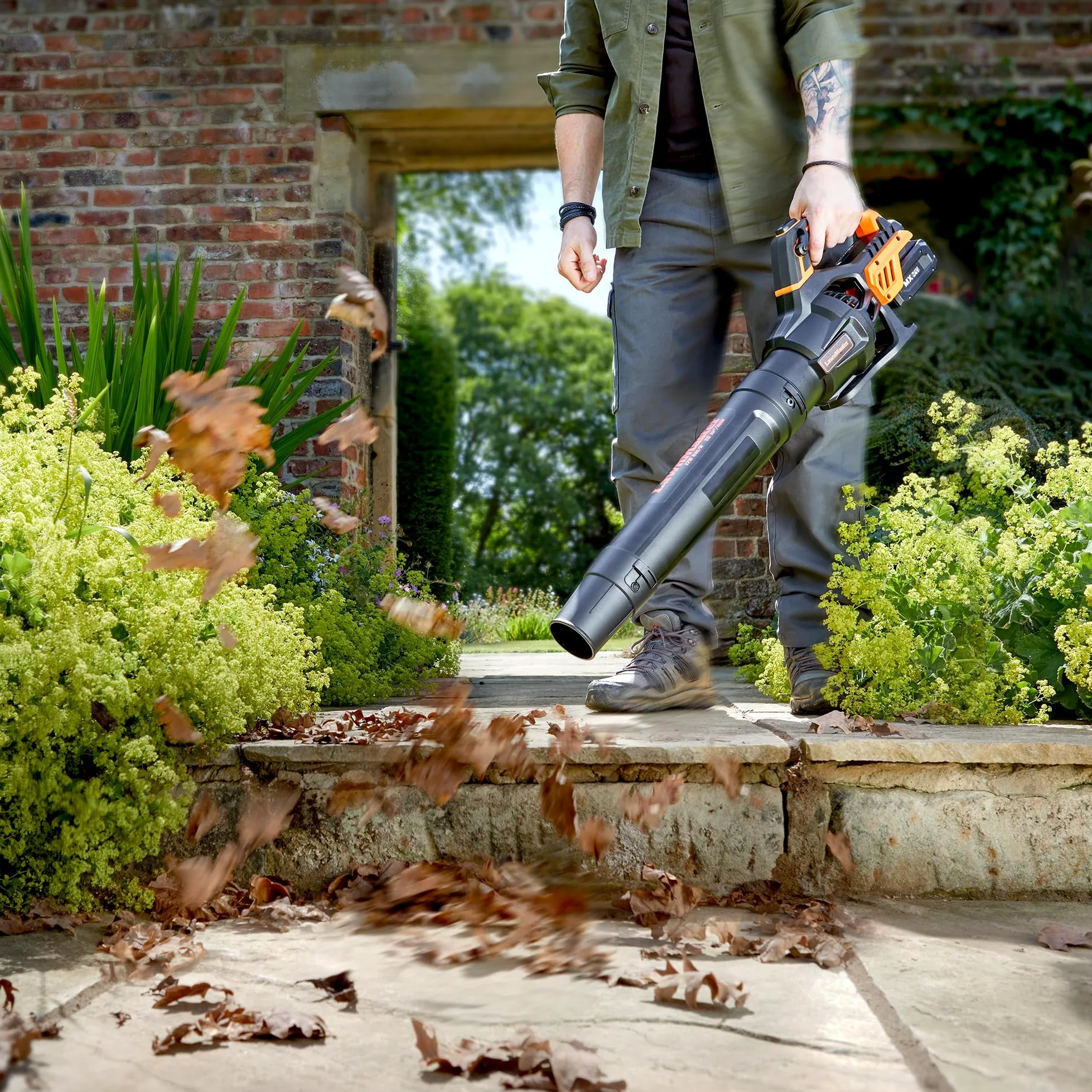 LawnMaster Souffleur Feuilles sans Fil 24V MX avec Mode Turbo | batterie 4Ah avec chargeur, flux d'air puissant, régulateur vitesse Cruise Control et tube amovible, garantie 2 ans