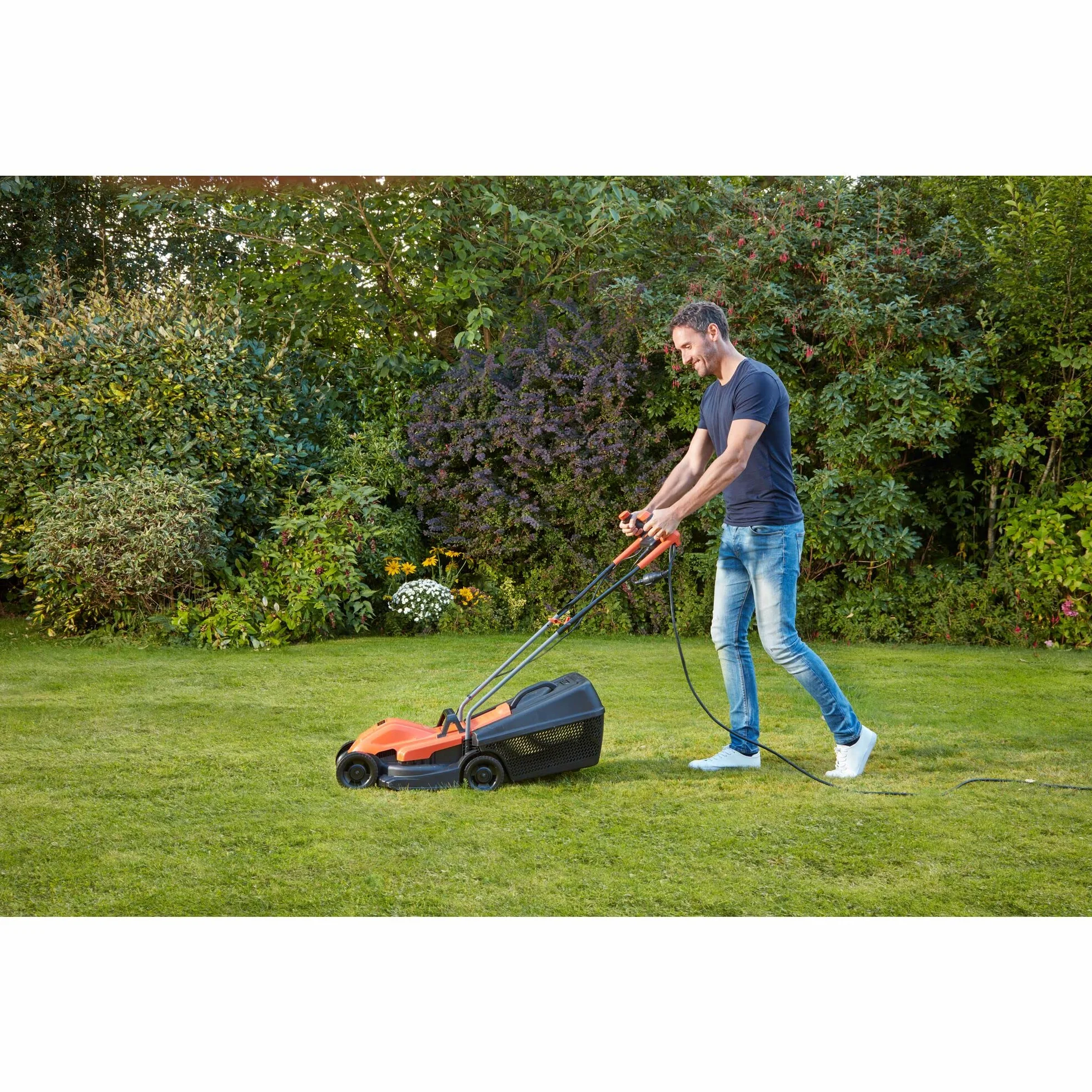 BLACK+DECKER Tondeuse Filaire 1200W, Tondeuse à Gazon 32 cm, 3 hauteurs réglables 23, 43 et 63 mm, Idéale Jusqu'à 300 m², Lame à Ailettes pour un Broyage et Hachage Optimal, BEMW451-QS Orange
