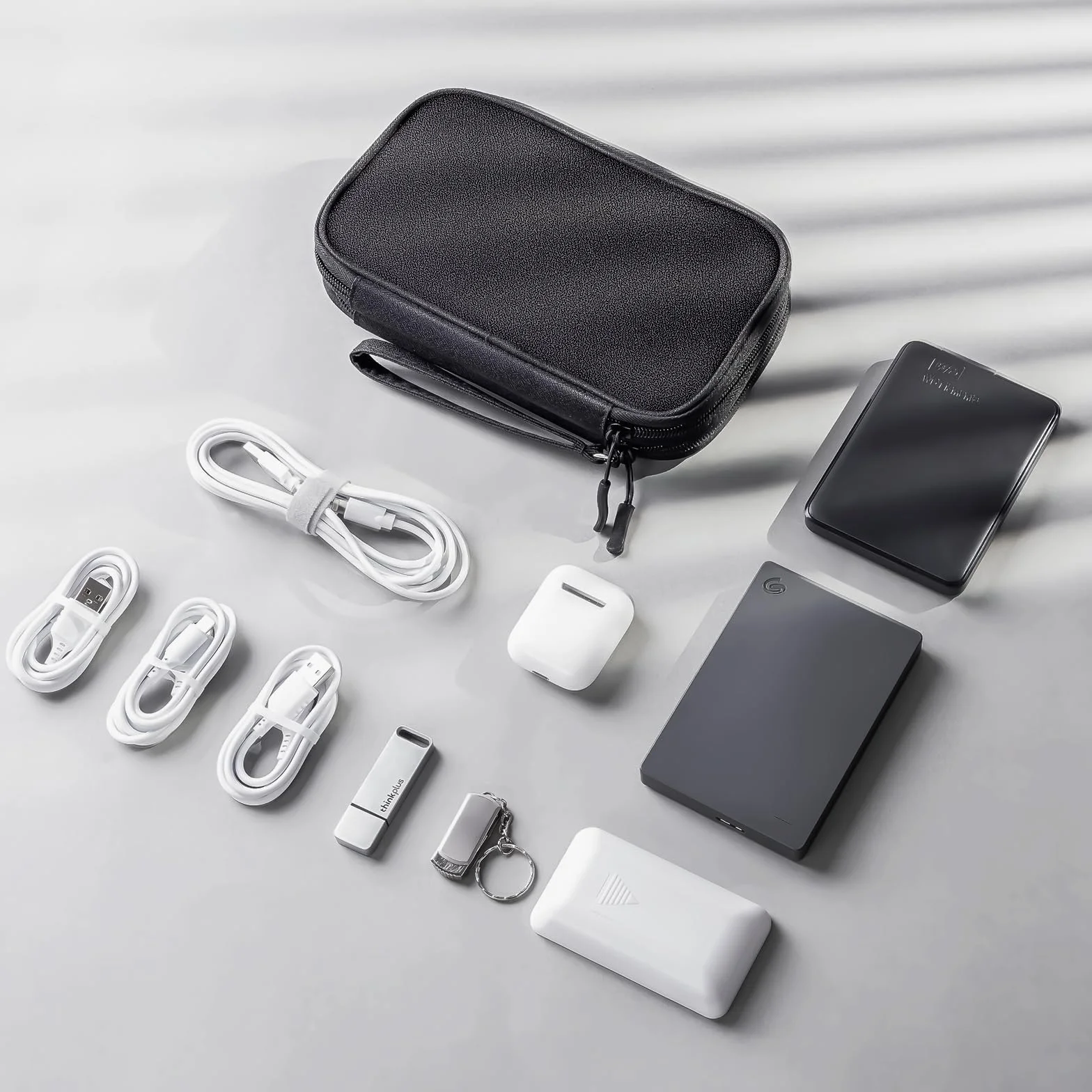 ProCase Pochette pour Chargeur et Câbles, Sac de Voyage Électronique Rigide, Trousse Organisateur pour Téléphone, Boîte Rangement pour Clé USB, Disque Dur Externe – Noir