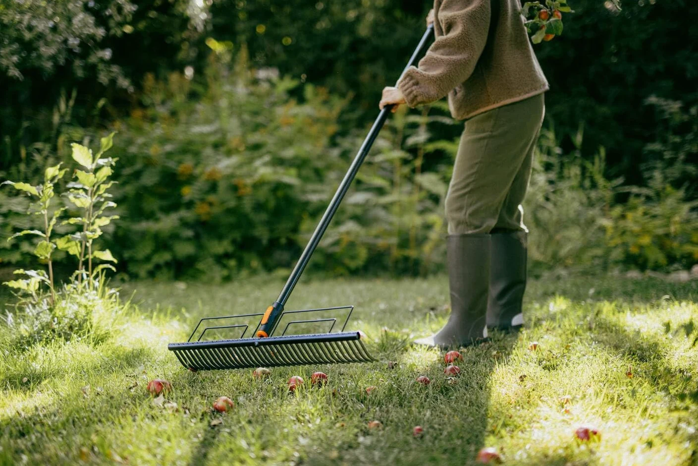 Fiskars OneClick Râteau à Gazon | Changement Facile en Un Clic, Acier Trempé, Noir/Orange, 1080680