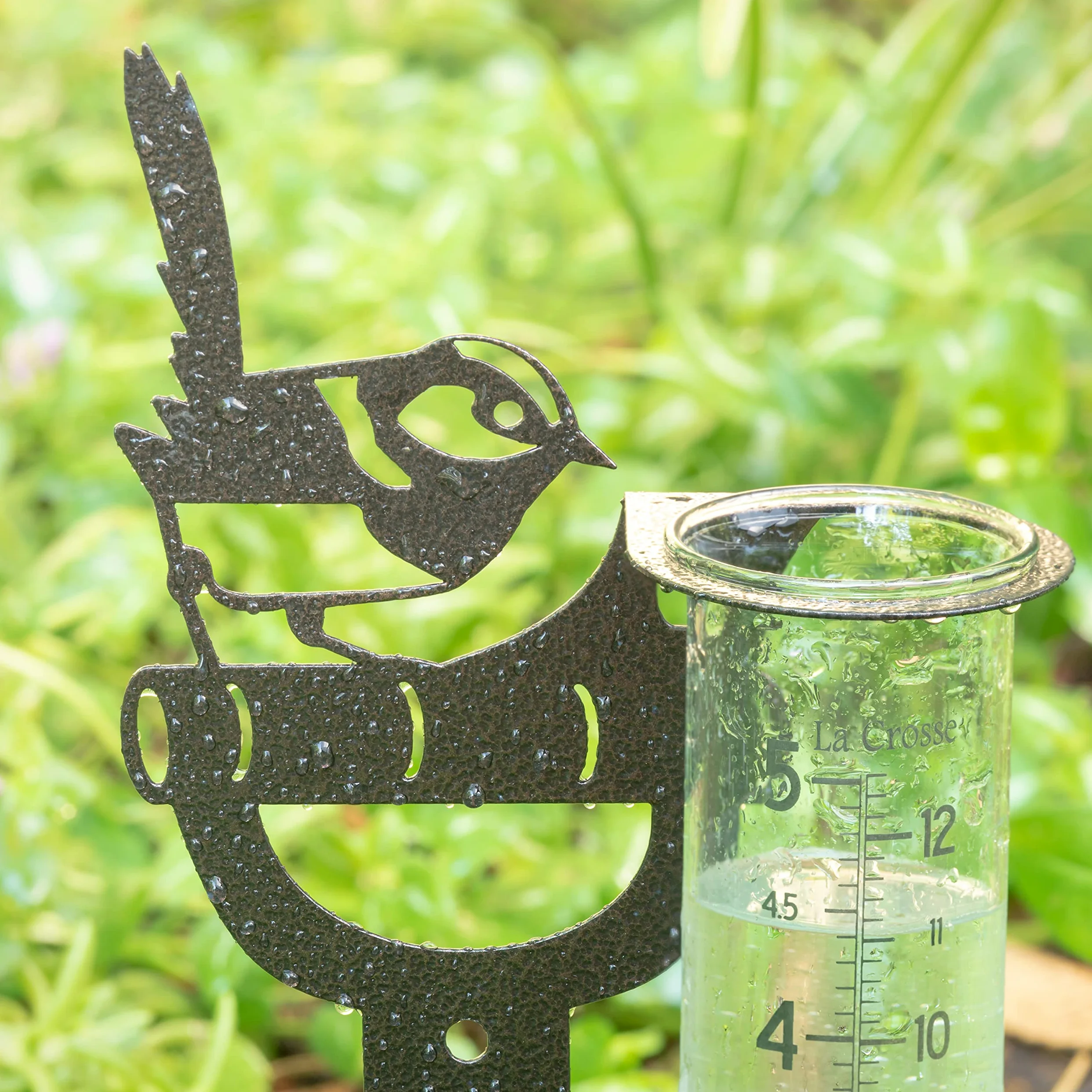 La Crosse 704-98937-INT Pluviomètre de Jardin en métal avec Tube en Verre de 12,7 cm Bronze martelé