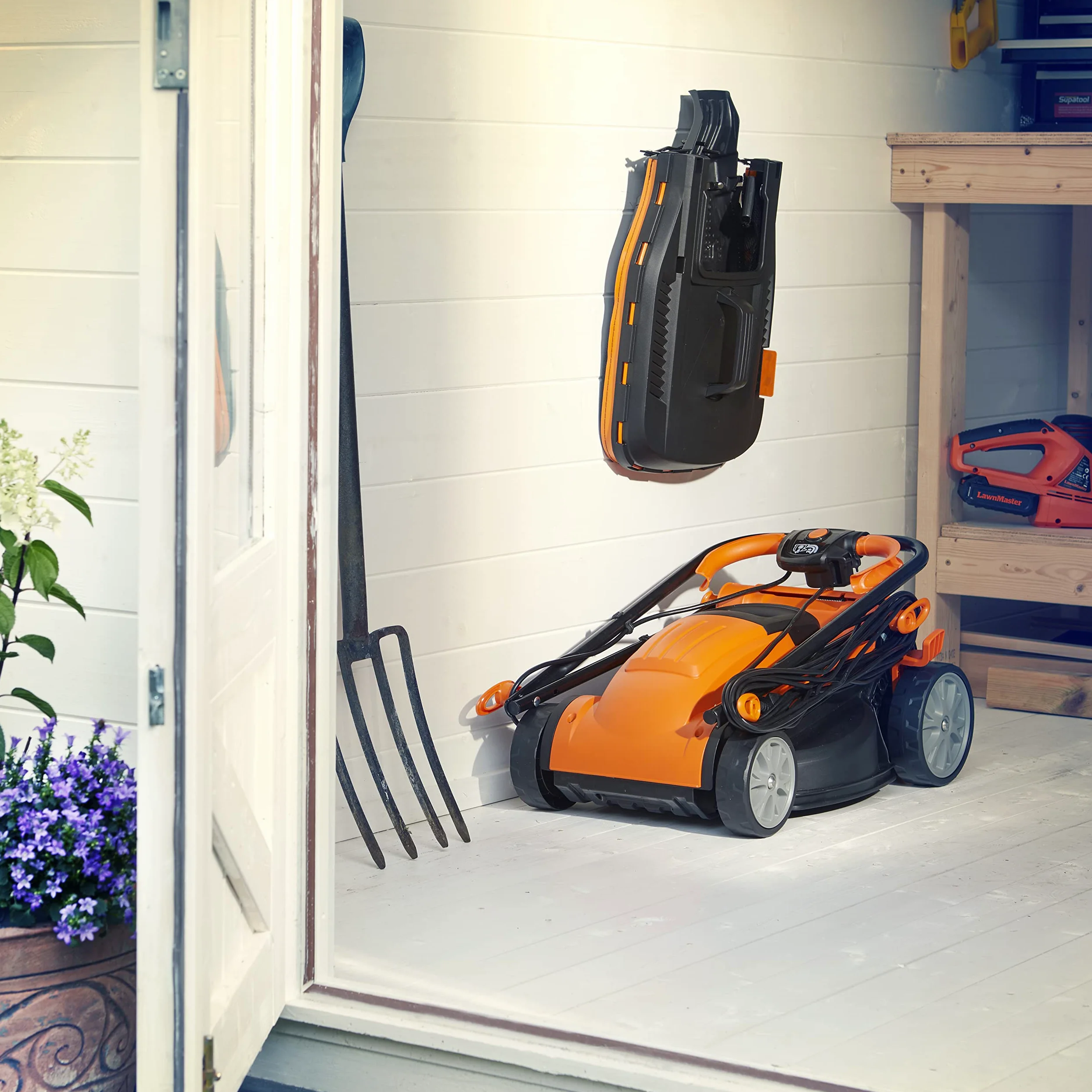 LawnMaster Tondeuse à gazon électrique 1400 W avec largeur de coupe de 34 cm, idéale pour les pelouses de petite et moyenne taille. Avec 6 hauteurs de coupe réglables et rouleau arrière pour une