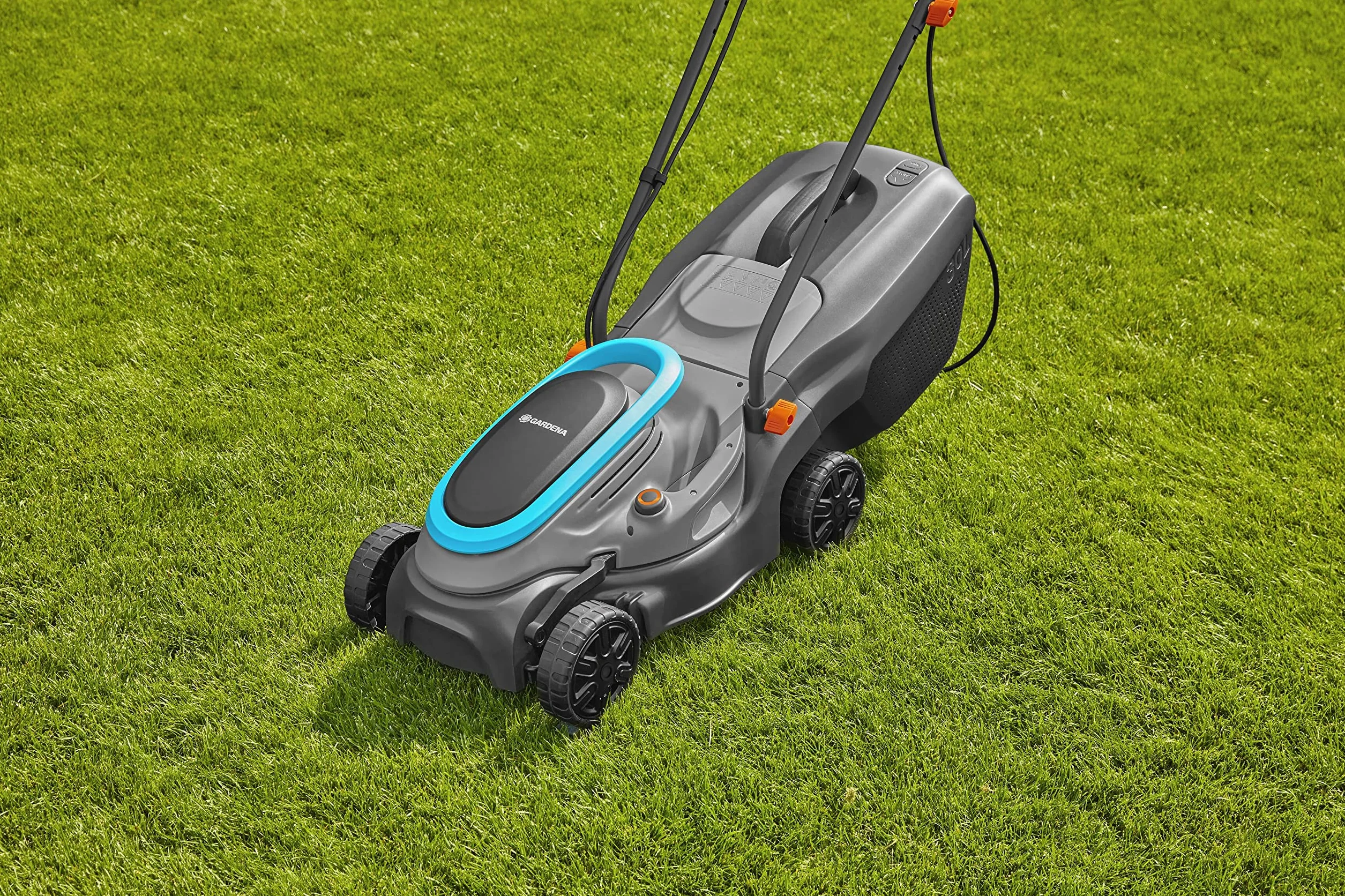 Gardena tondeuse à gazon électrique PowerMax 32/1200 G2: Tondeuse <300 m², puissance 1 200 W, largeur coupe 32 cm, volume bac 30 l, hauteur coupe 35–65 mm, poignée ErgoTec, rabattable (14633-20)