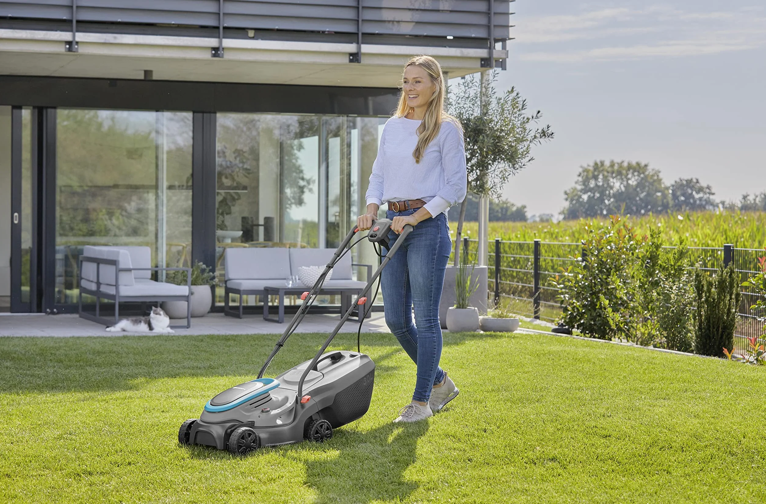 Gardena tondeuse à gazon électrique PowerMax 32/1200 G2: Tondeuse <300 m², puissance 1 200 W, largeur coupe 32 cm, volume bac 30 l, hauteur coupe 35–65 mm, poignée ErgoTec, rabattable (14633-20)