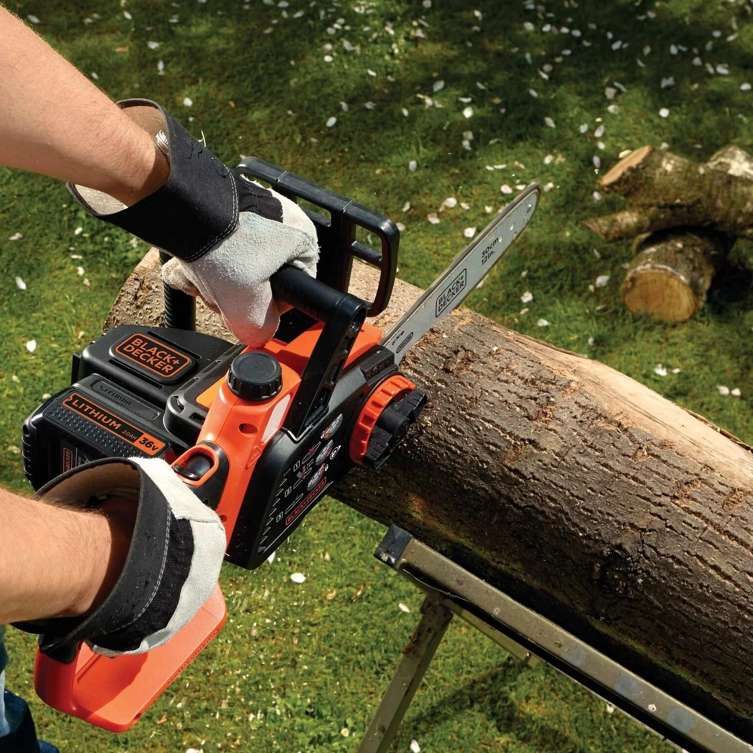 BLACK+DECKER Tronçonneuse Sans Fil 36 V 30 cm avec Batterie Li-Ion 2 Ah et Chargeur - Scie à Chaîne avec Lubrification Automatique - Tendeur de Chaine Sans Outil GKC3630L20-QW
