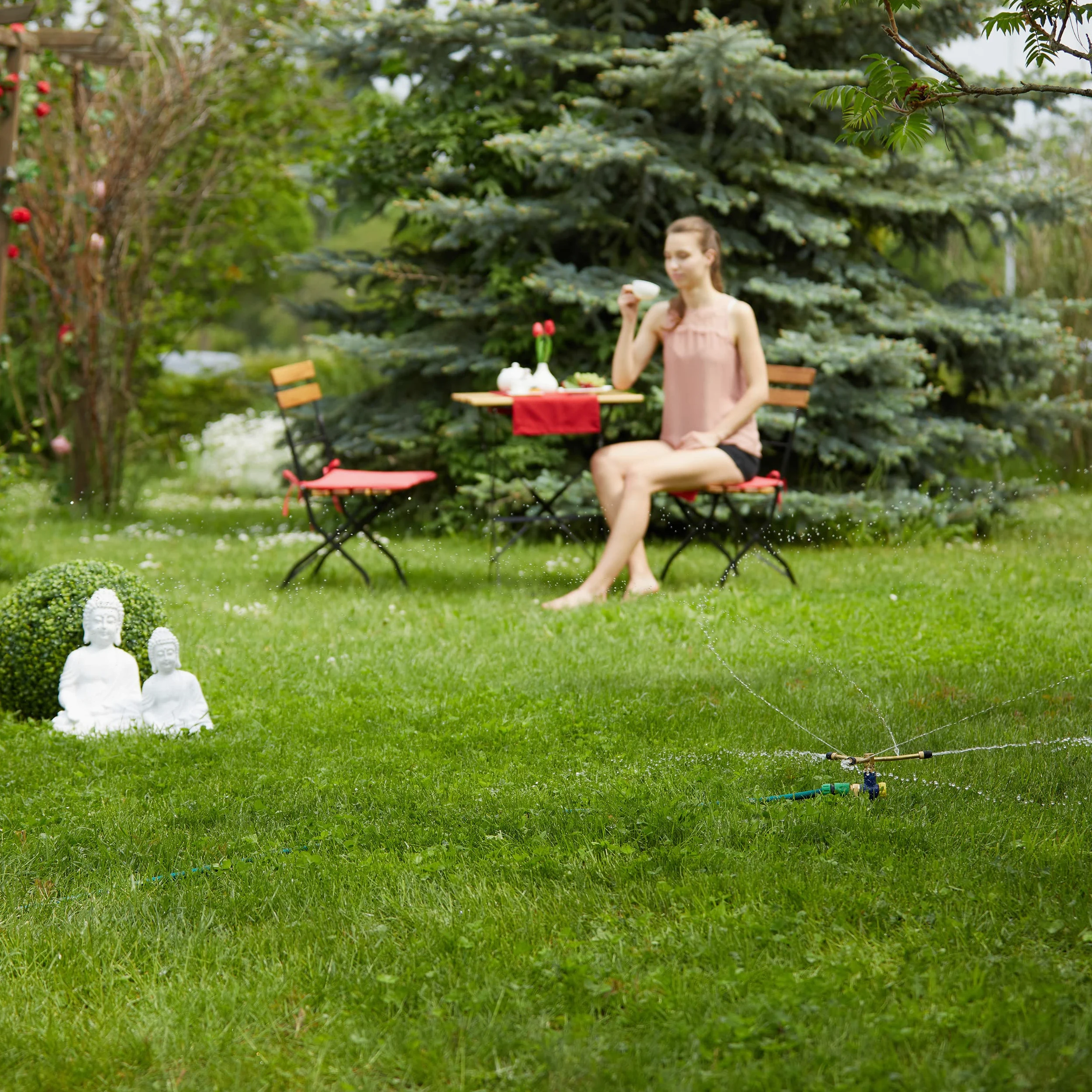 Relaxdays Arroseur de Jardin 360°, Tourniquet Gazon, portée 11 m, Piquet, asperseur à 3 Bras en métal, doré et Bleu