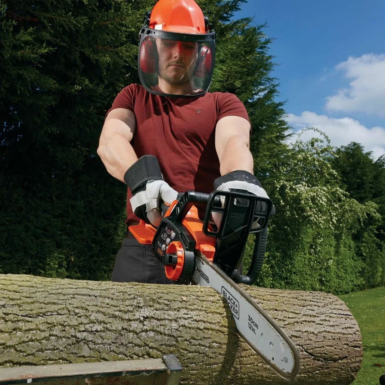 BLACK+DECKER Tronçonneuse Sans Fil 36 V 30 cm avec Batterie Li-Ion 2 Ah et Chargeur - Scie à Chaîne avec Lubrification Automatique - Tendeur de Chaine Sans Outil GKC3630L20-QW