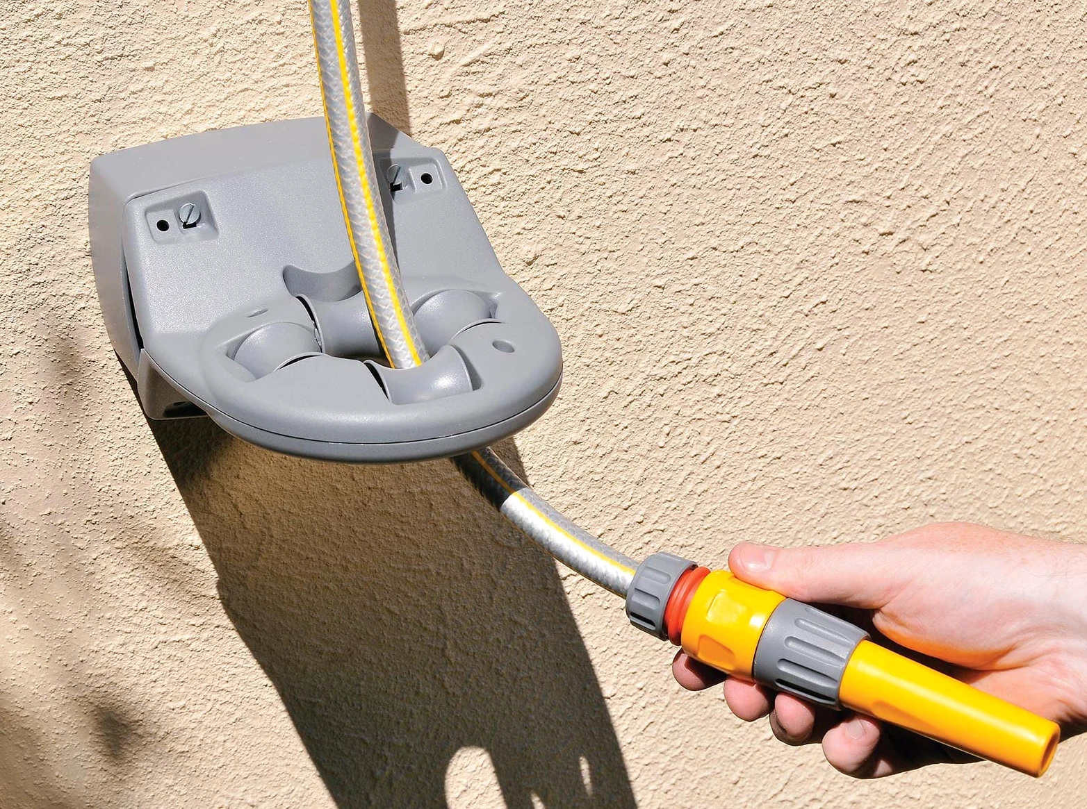 HOZELOCK - enrouleur Mural 60 M Non Équipé : Capacité Max 60 M, Support de Fixation + 1 Raccord Inclus [2390D0000]