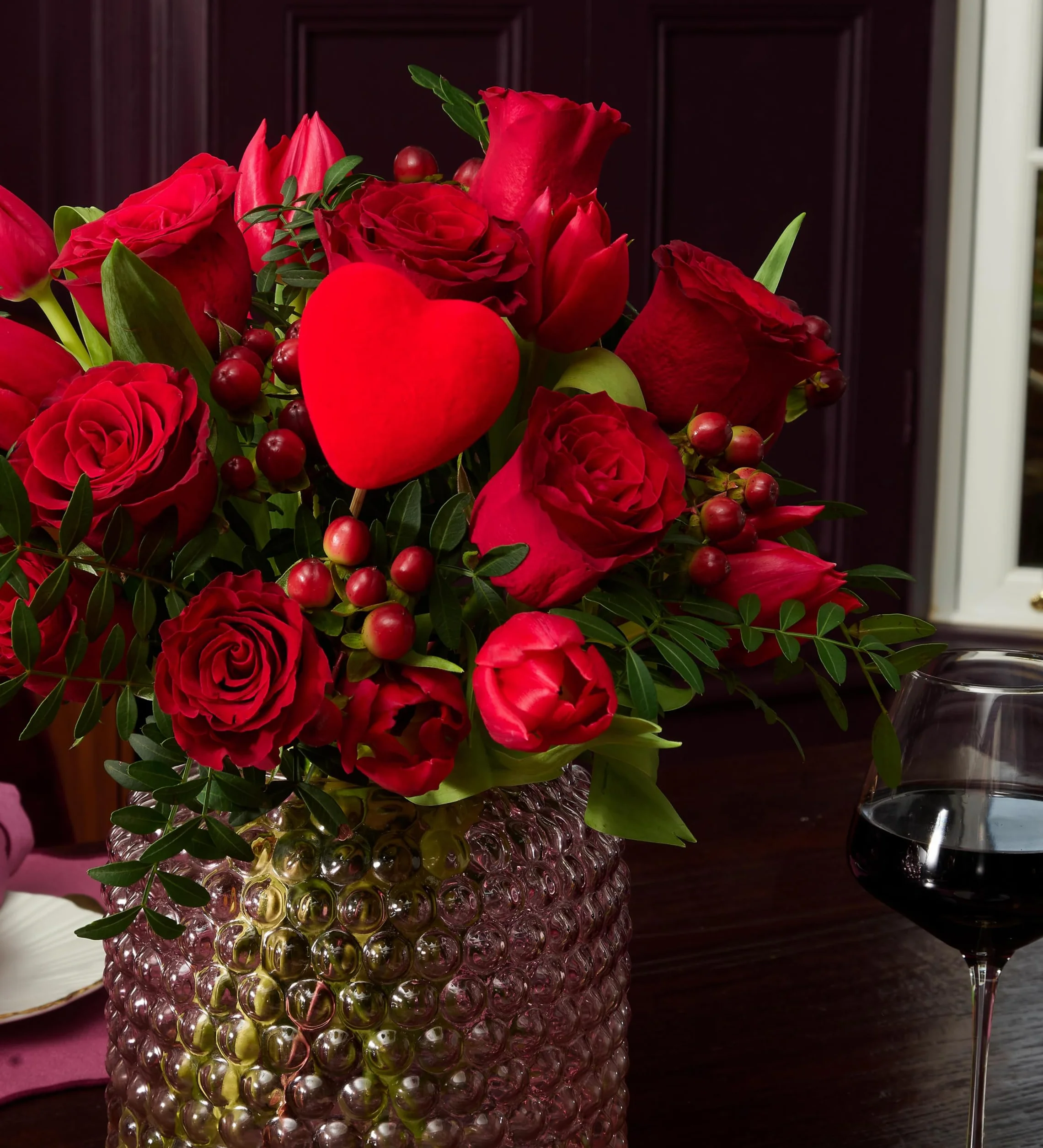 Bouquet de Saint-Valentin J'adore Roses rouges tulipes éclatantes baies rouges verdure