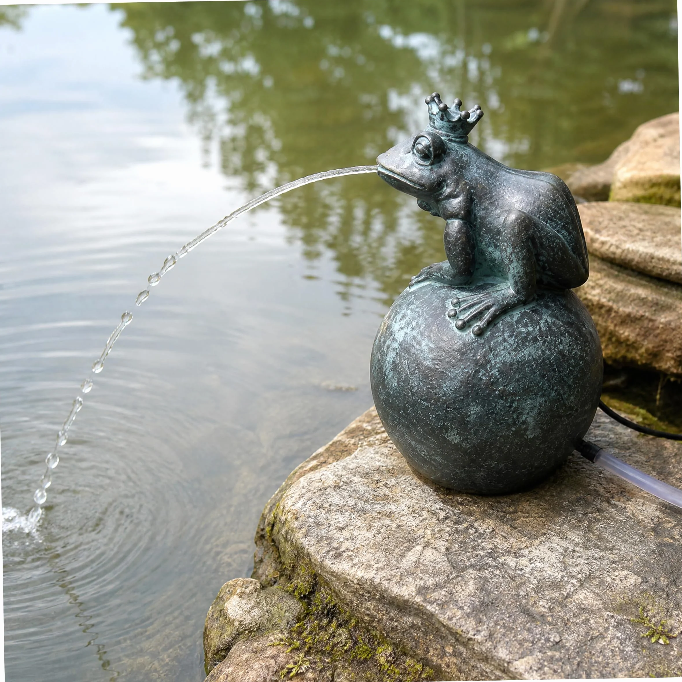 Fontaine décorative solaire en forme de grenouille couronnée pour bassin, résine extérieure 12x12x21 cm