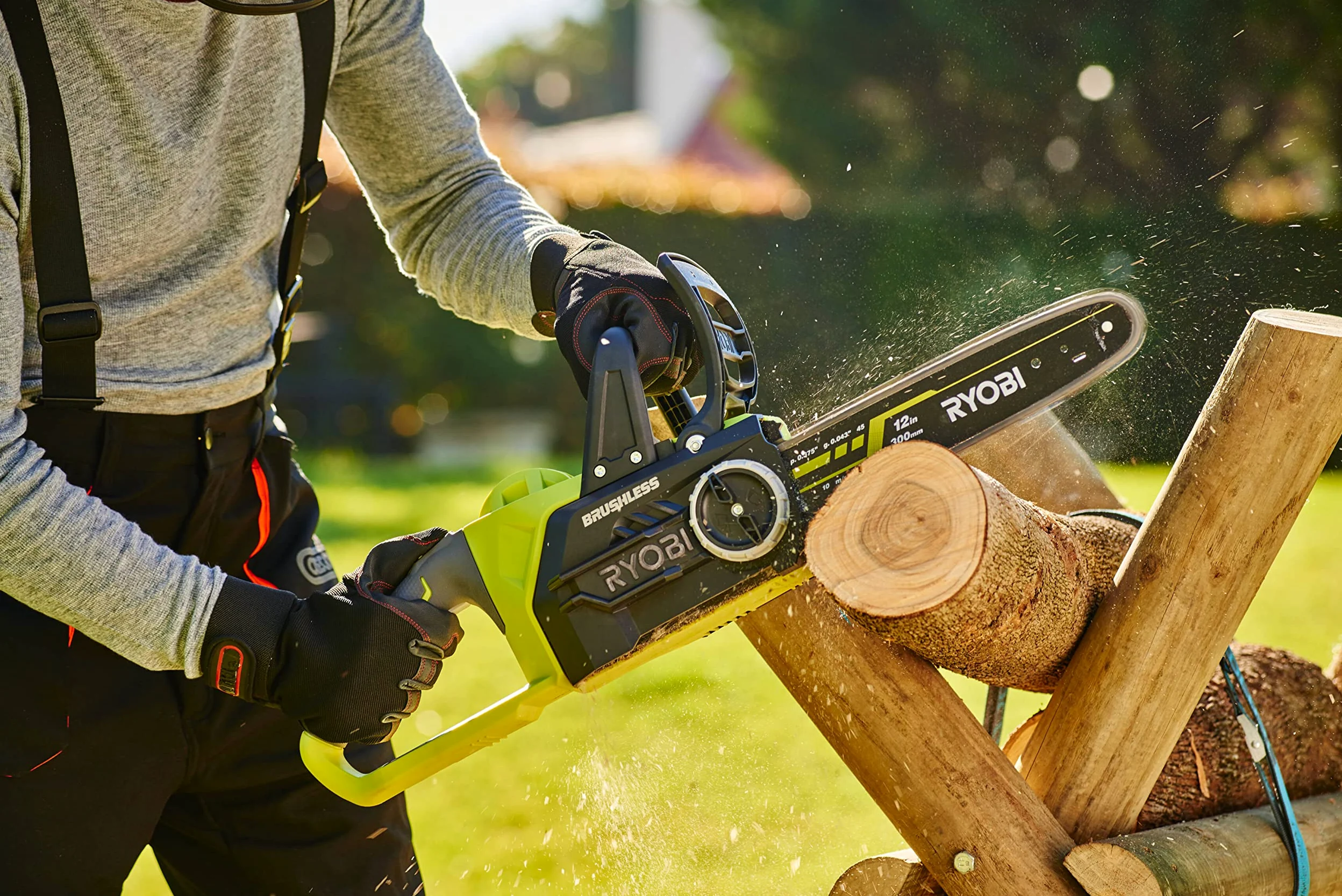 RYOBI - Tronçonneuse Électrique Sans Fil à Batterie 18V ONE+ Moteur Brushless - Guide 30cm - OCS1830 & Coupe-Bordure/Dresse-Bordure Électrique Sans Fil à Batterie 18V ONE+ Ø 25-30cm