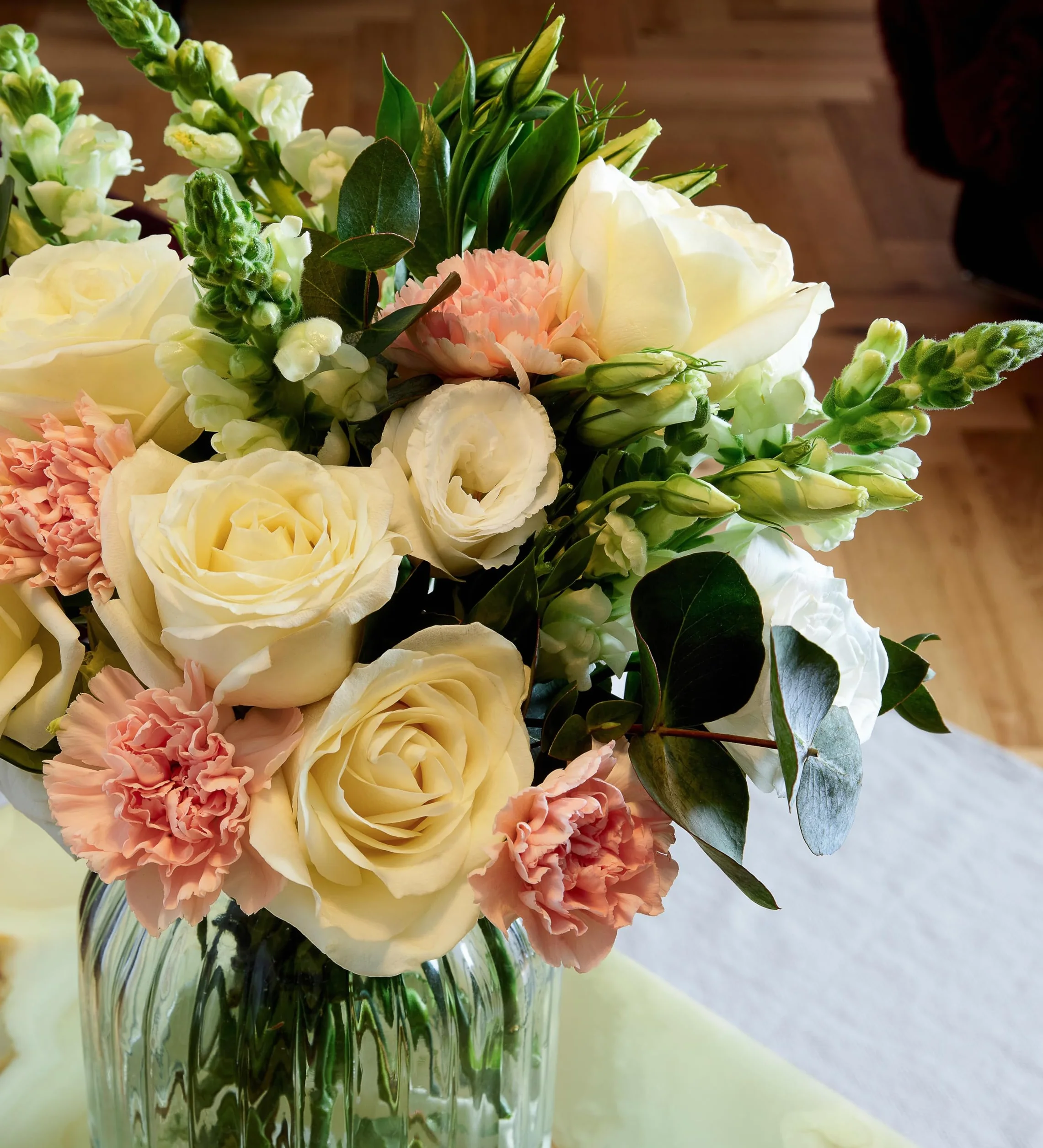 Ivory Harmony Arrangement de fleurs fraîches livré à la main Cadeau élégant livraison le jour suivant Idéal anniversaire condoléances moyen