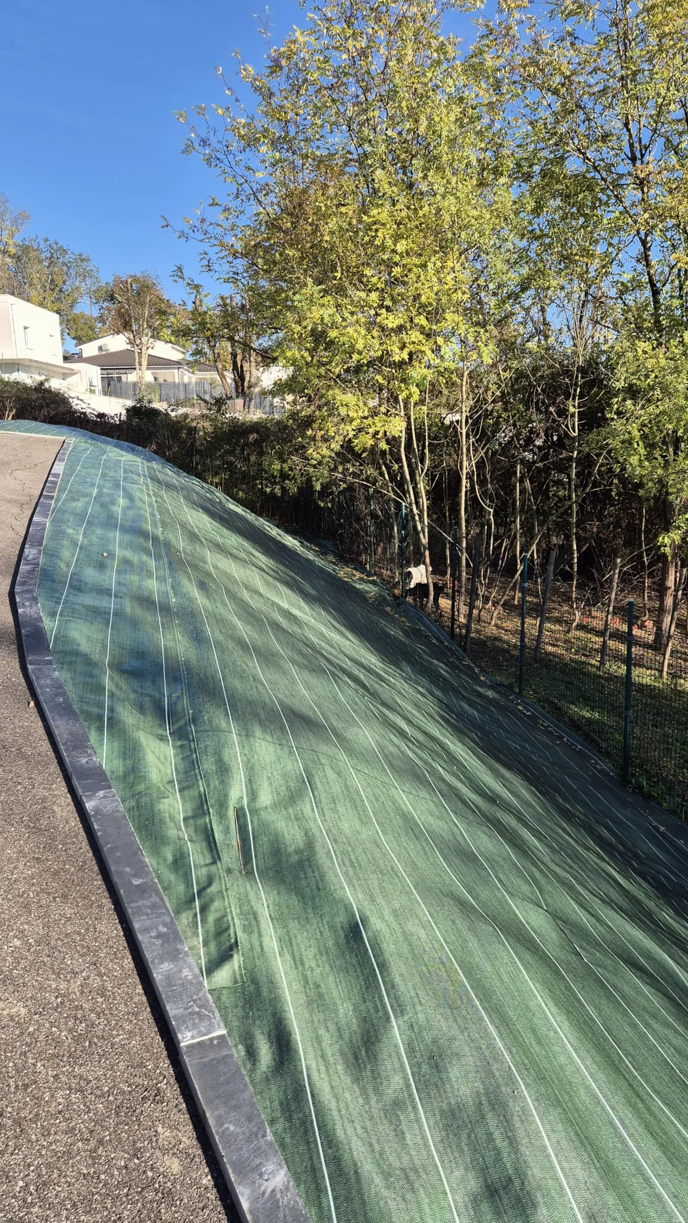 Pack Agrafes et Toile de paillage Grande Largeur 4,15m - Anti Mauvaises Herbes Longueur 15m - Lot Bache Vert 130gr par m2 - Geotextile - Large 4M ZENLYS