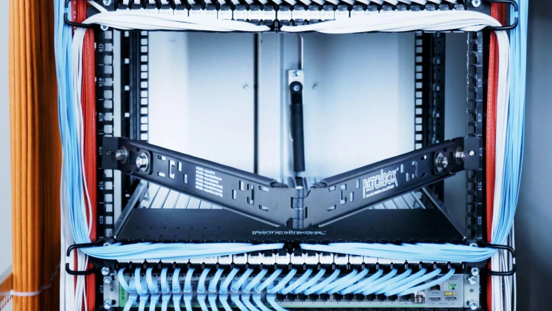 PATCHBOX Setup.exe Tablette 19" Montage rapide max. 50 kg plateau pour rails 19" trous filetés et carrés