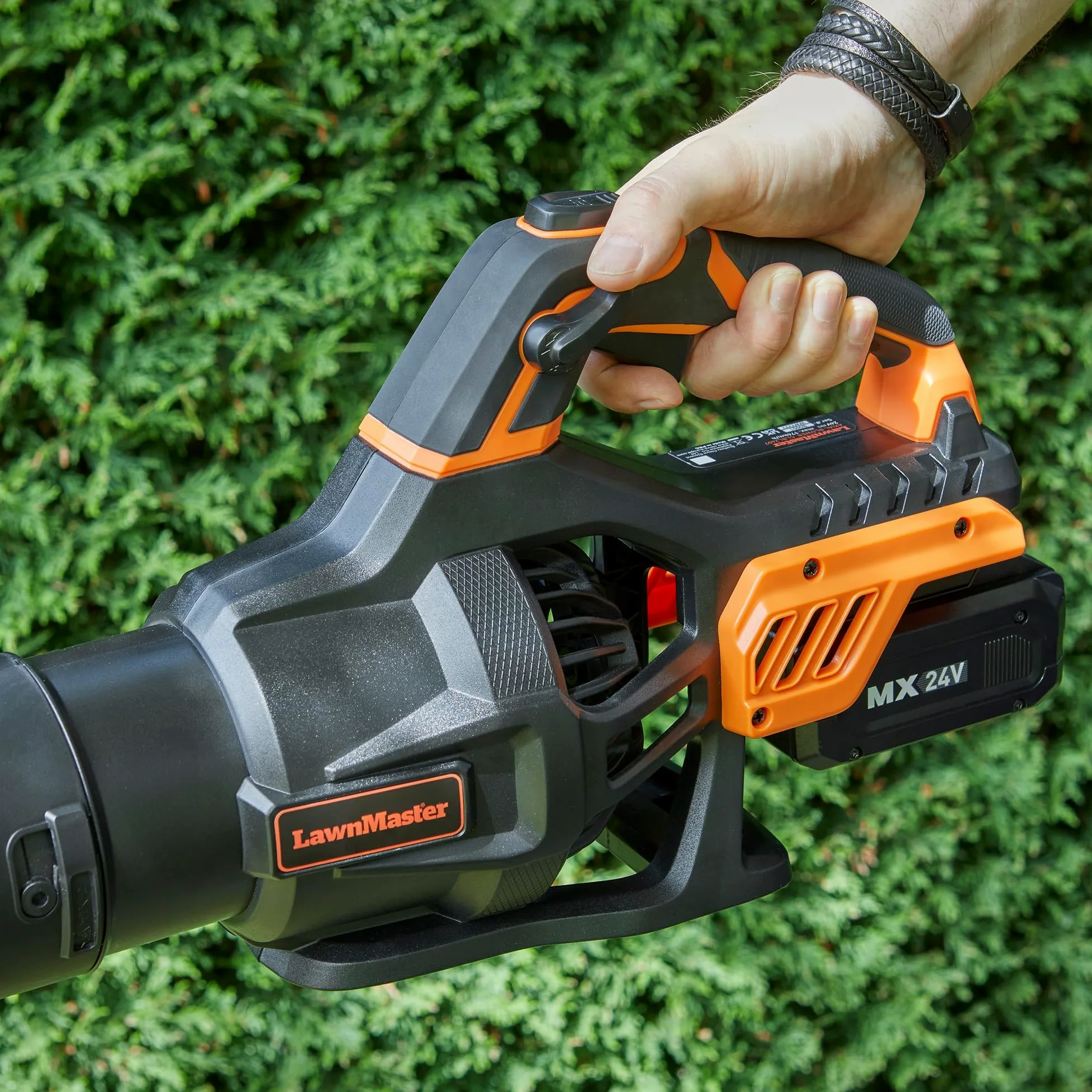 LawnMaster Souffleur Feuilles sans Fil 24V MX avec Mode Turbo | batterie 4Ah avec chargeur, flux d'air puissant, régulateur vitesse Cruise Control et tube amovible, garantie 2 ans