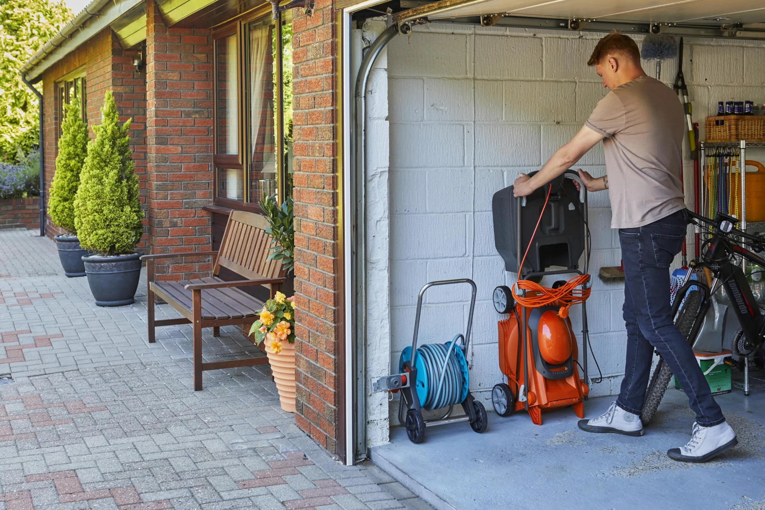 Flymo EasiStore 380R Tondeuse à Gazon électrique rotative – Largeur de Coupe 38 cm, bac à Gazon de 45 litres, Coupe à Bord fermé, Rouleau arrière, Hauteur Centrale, Rangement Peu encombrant