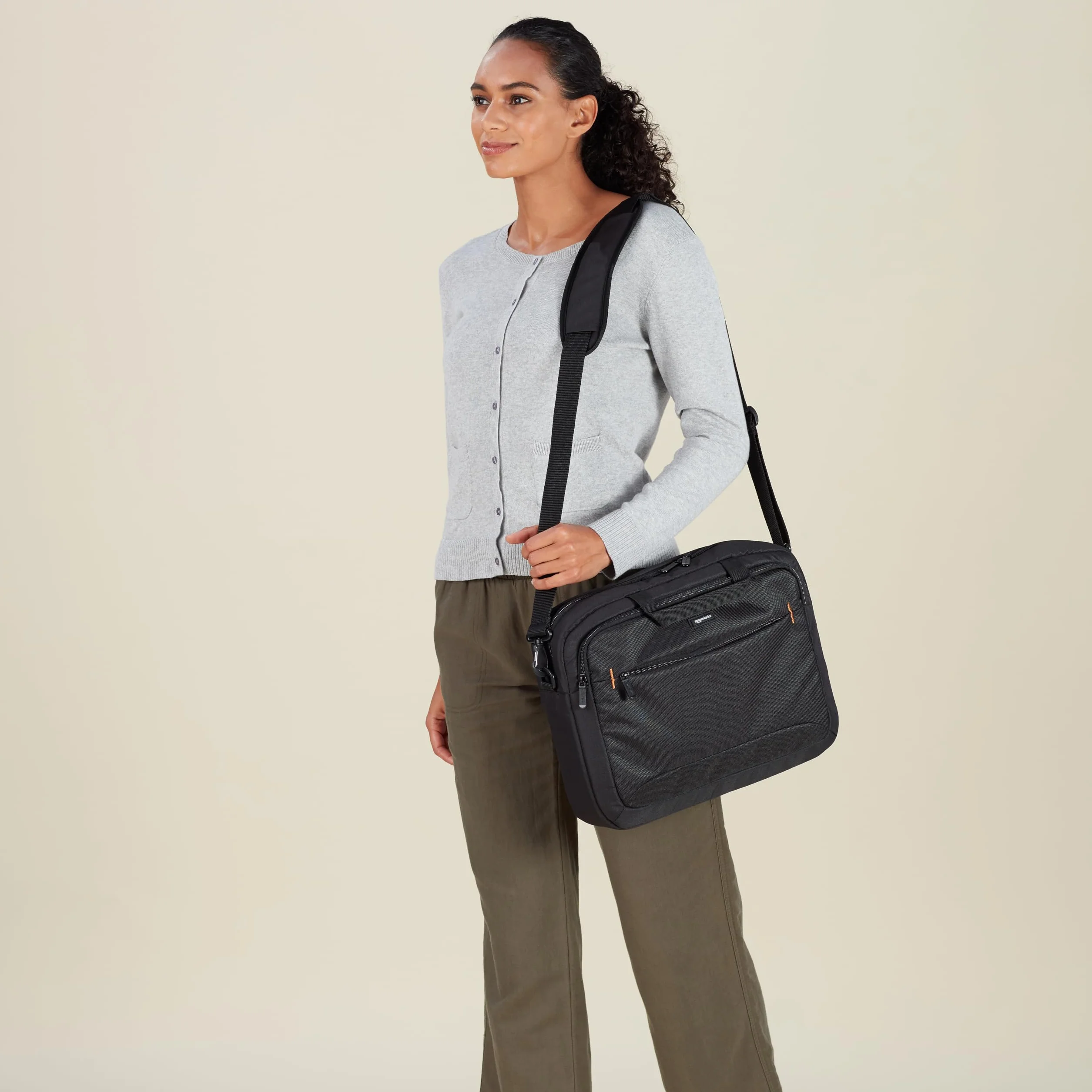 Amazon Basics Sac à bandoulière Compact Ordinateur Portable 15,6 Pouces 40 cm Noir